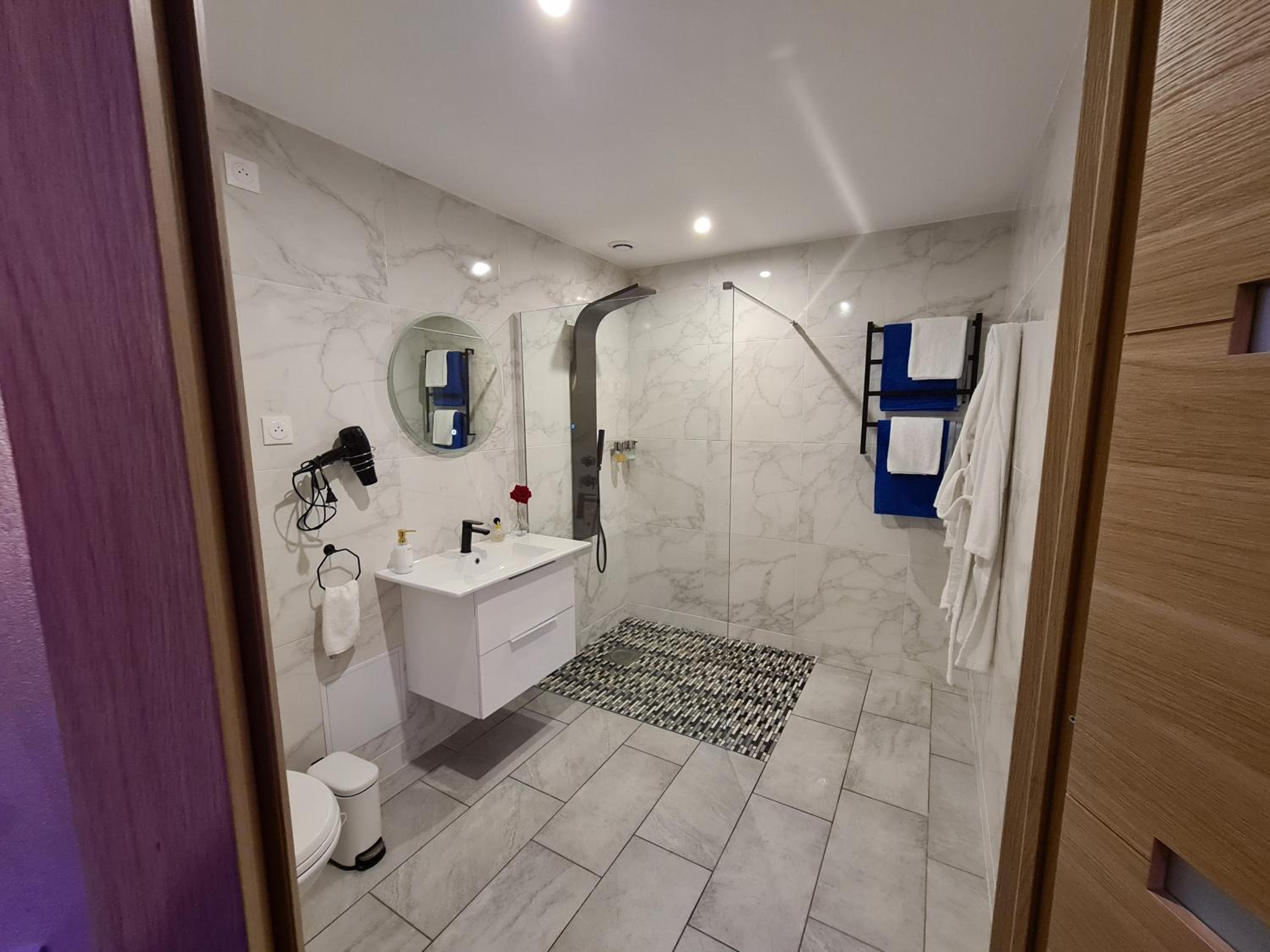 Large Double Room - Photo 18