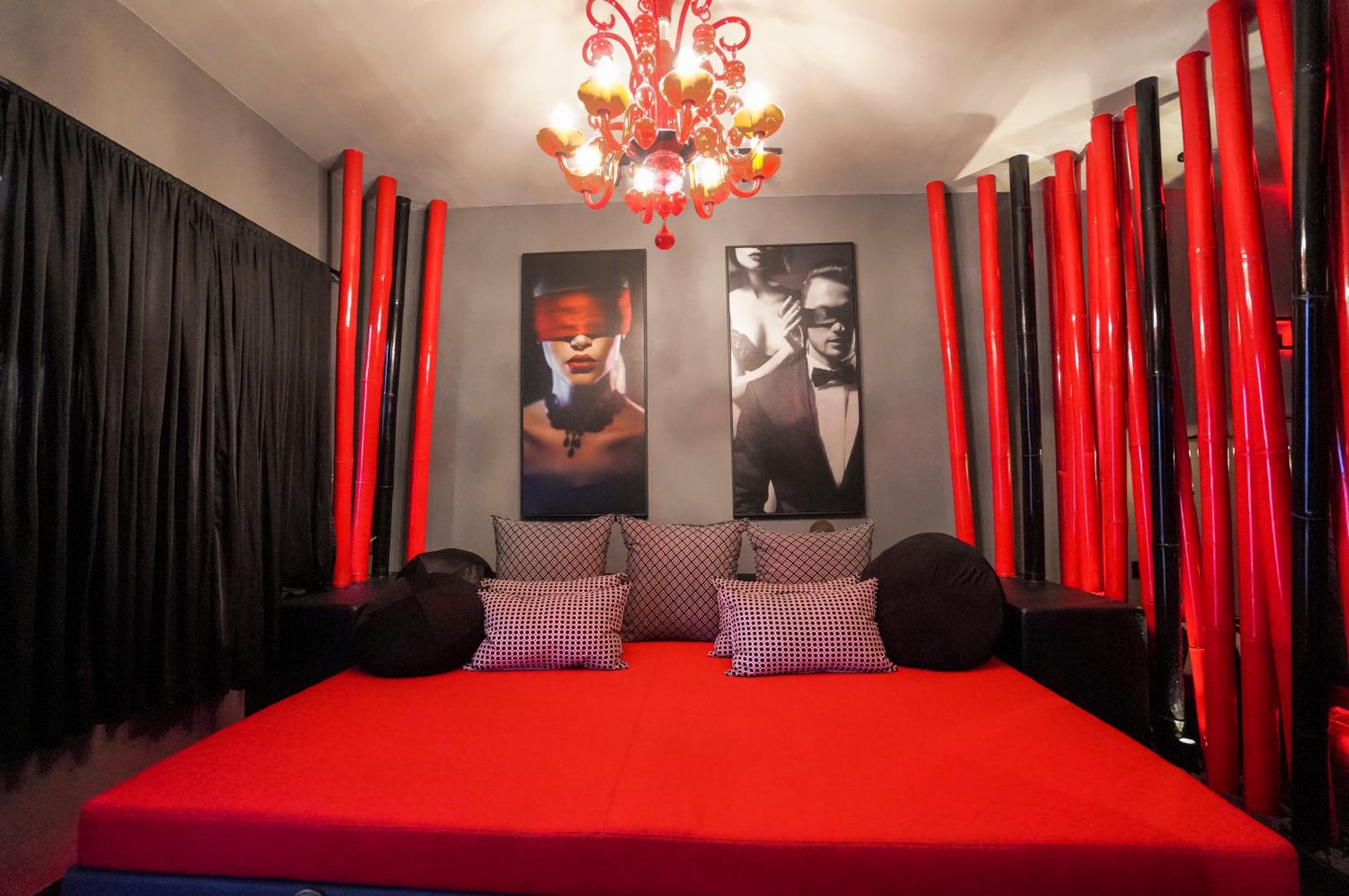 Intimate Suite - for Cool Adults Only photo 2
