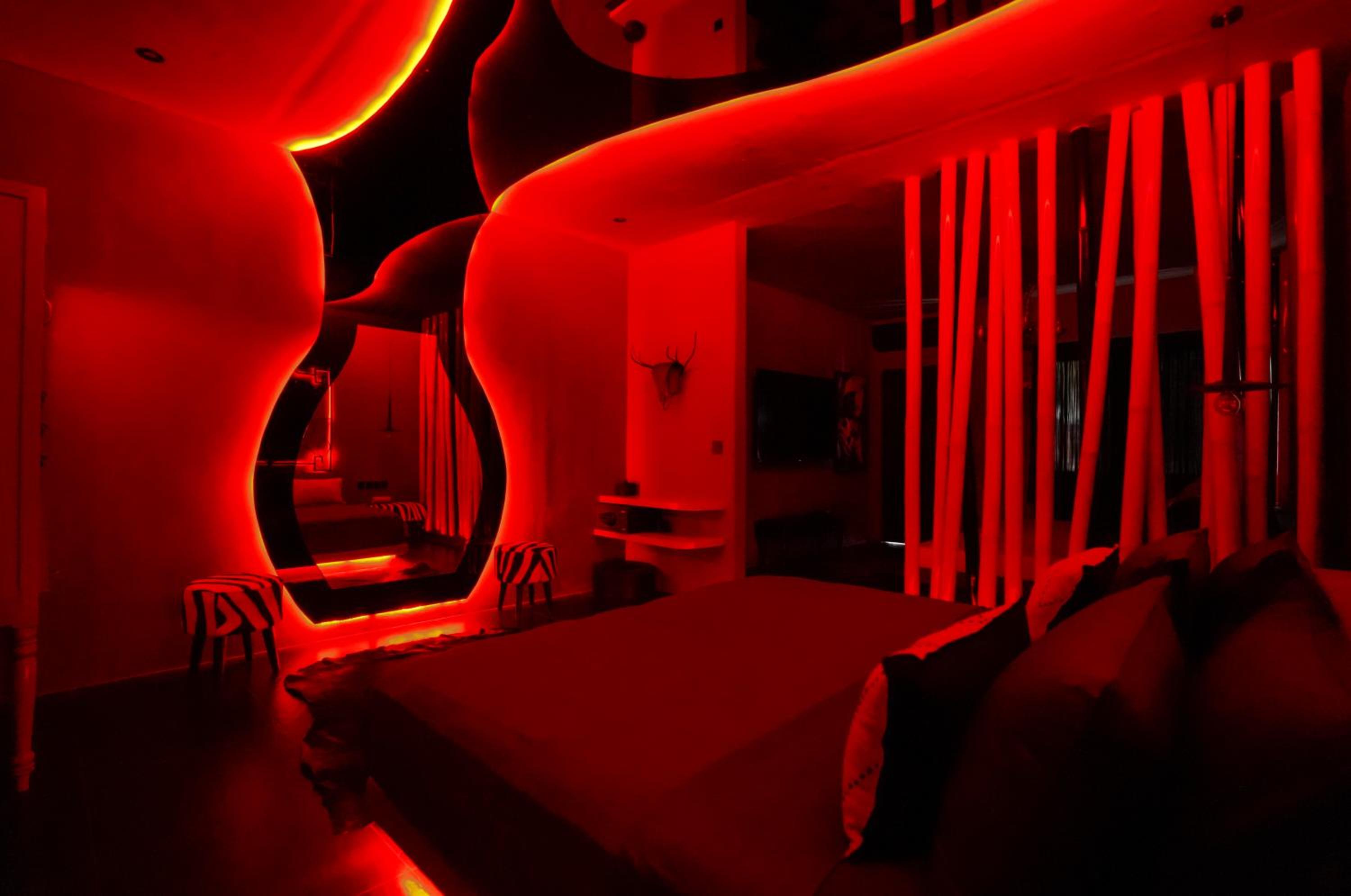 Intimate Suite - for Cool Adults Only photo 3
