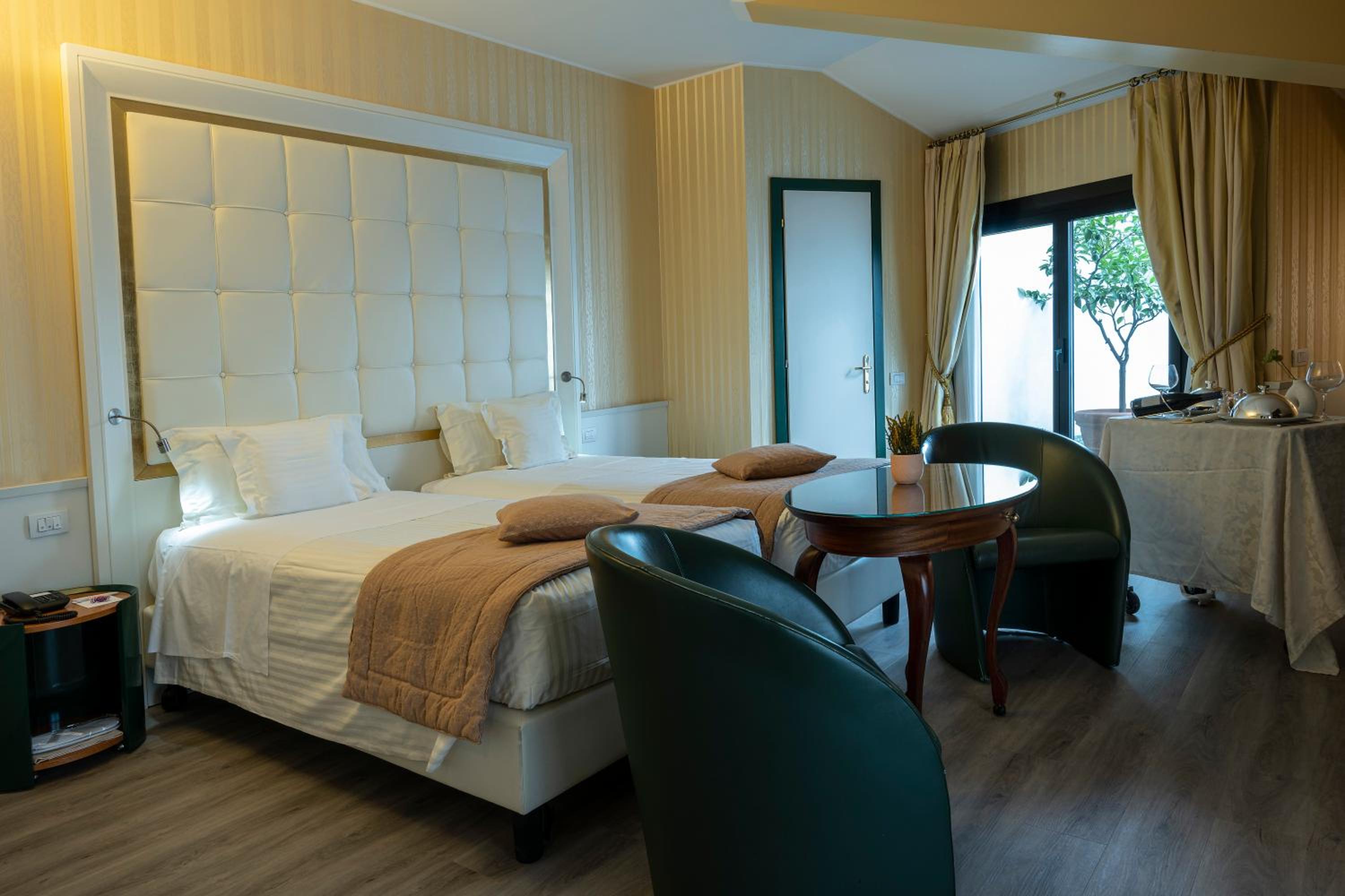 Executive Queen Room thumbnail 6