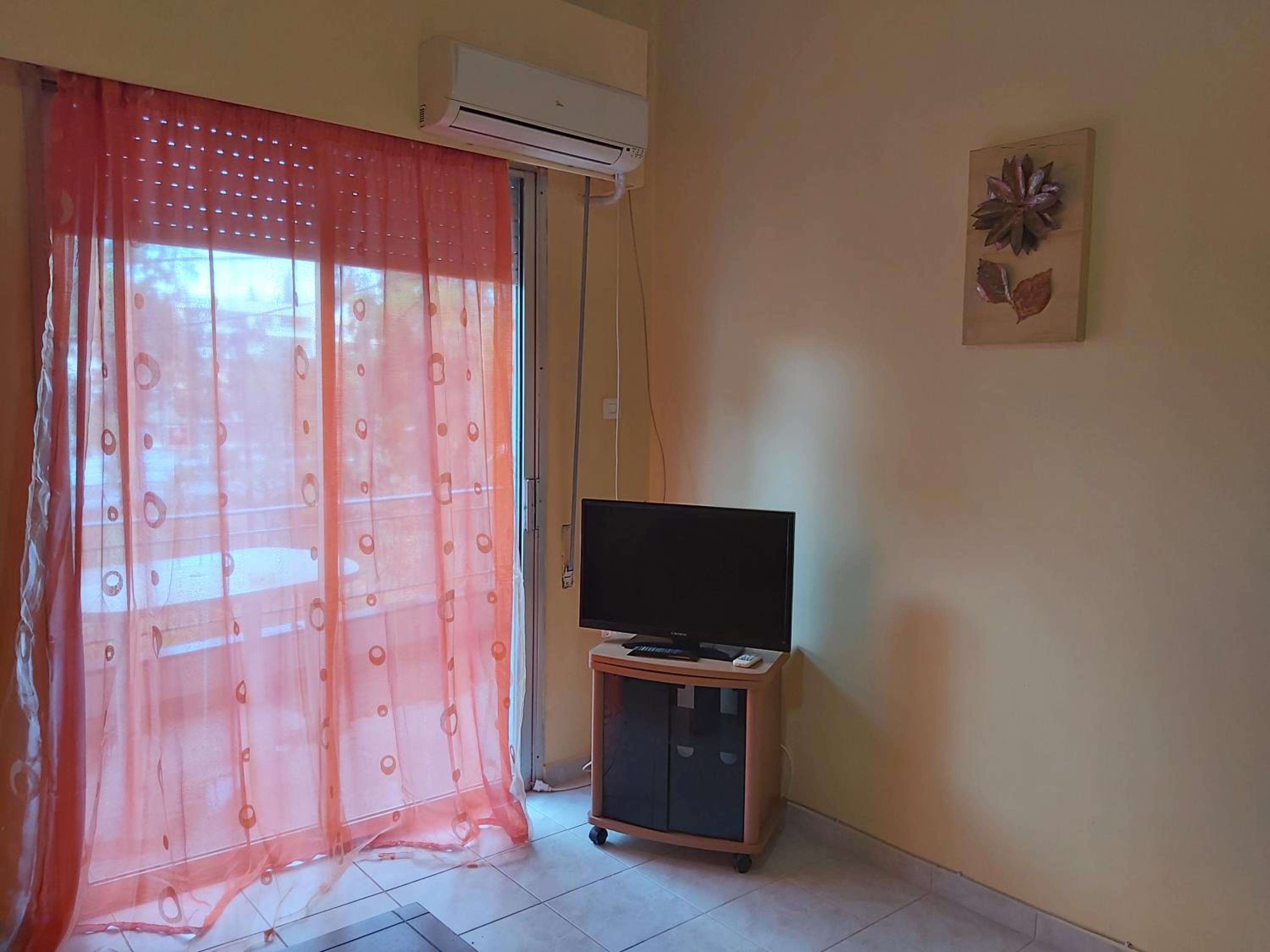 One-Bedroom Apartment - Photo 3