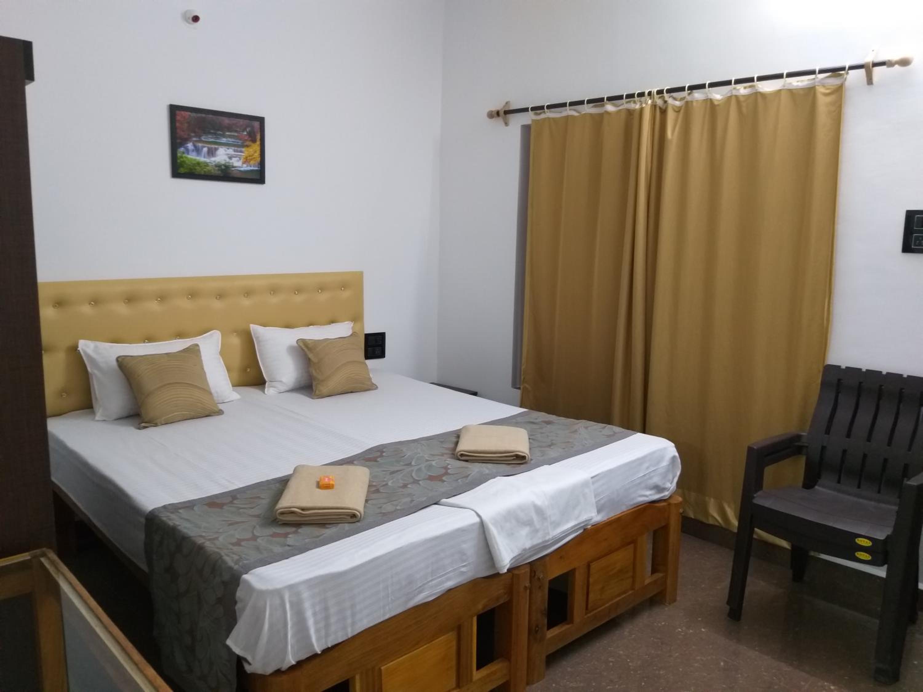 Deluxe Double Room (2 Adults + 1 Child) photo 2
