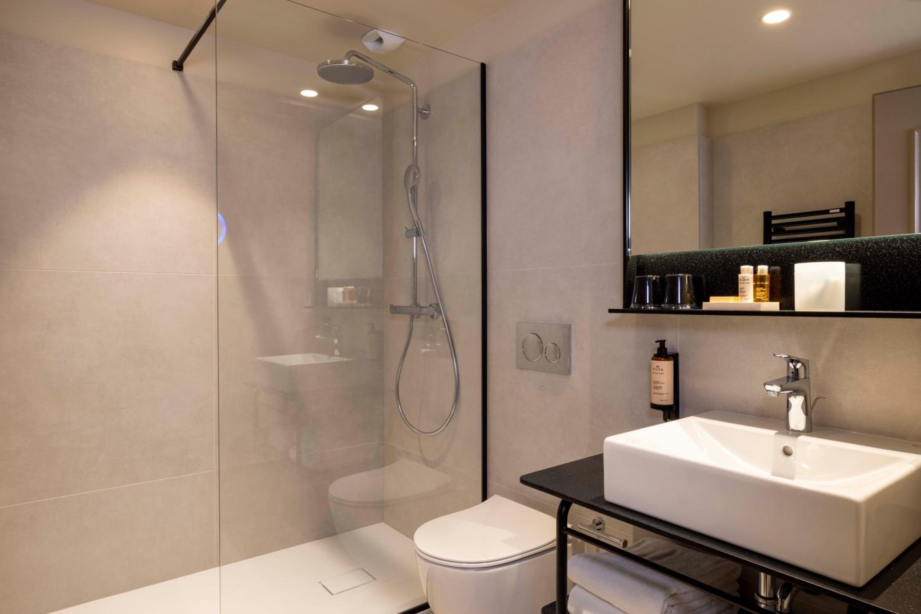 Large Double Room - Photo 8