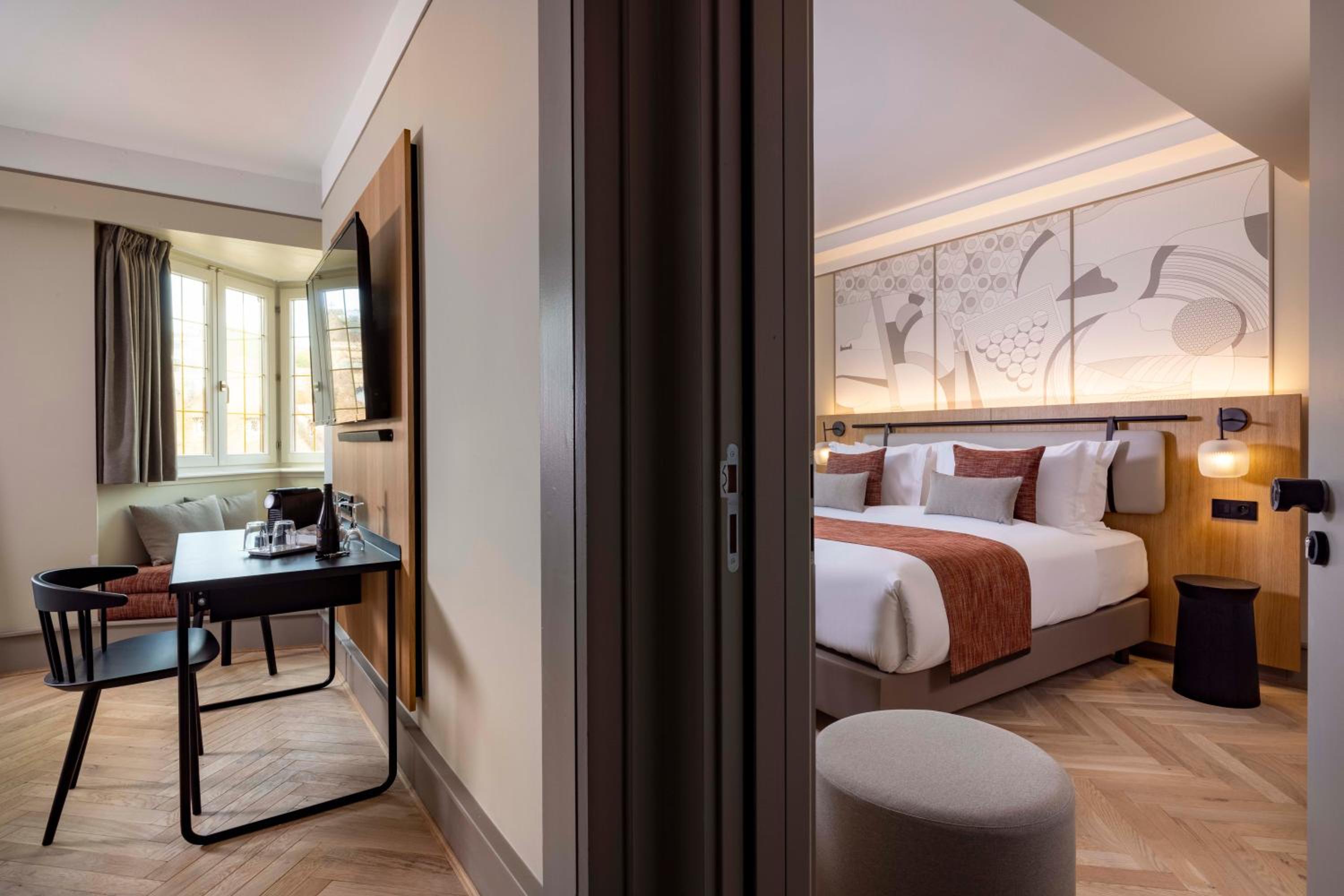Medium Double Room - Photo 6