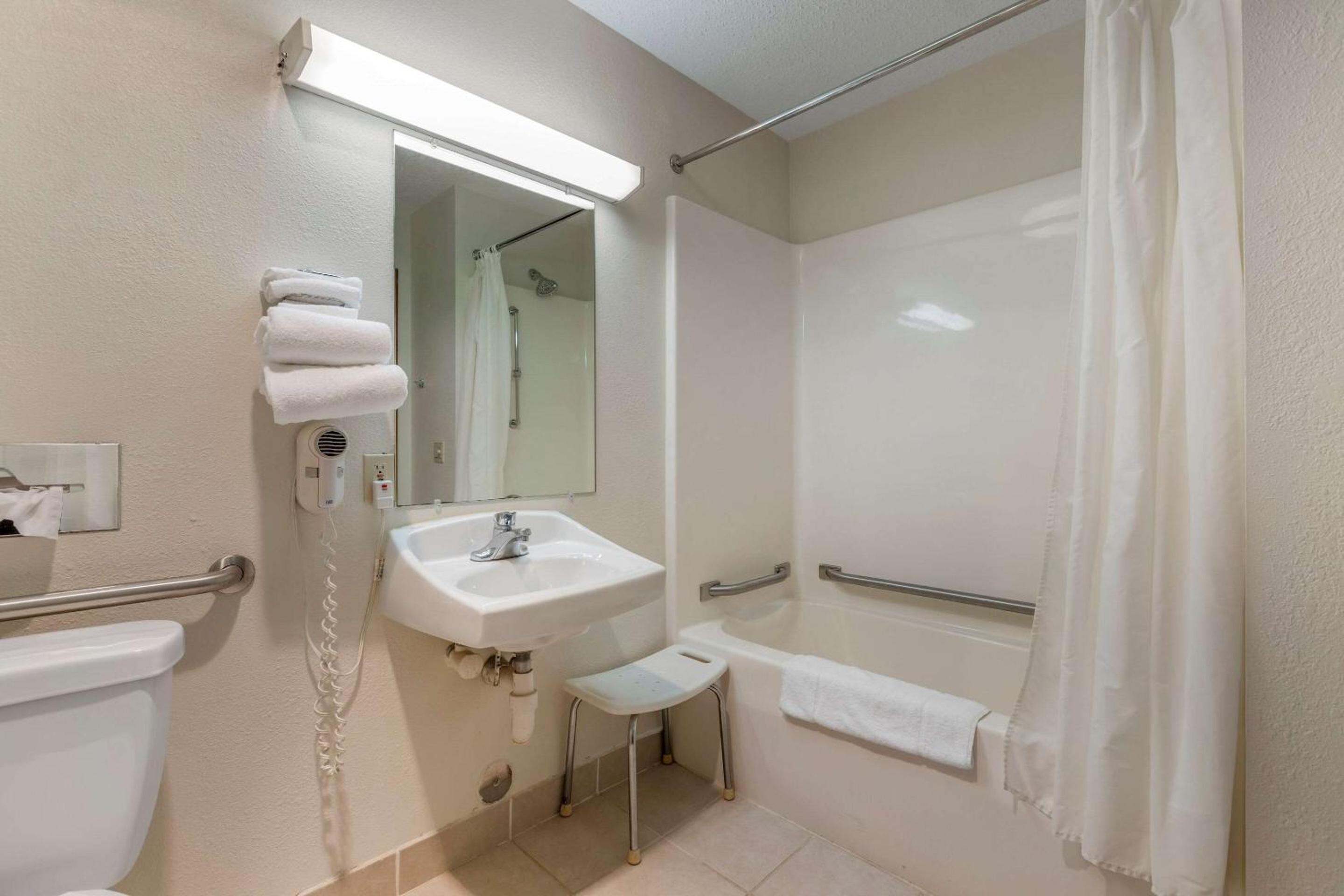 Queen Room - Accessible/Nonsmoking - Photo 5