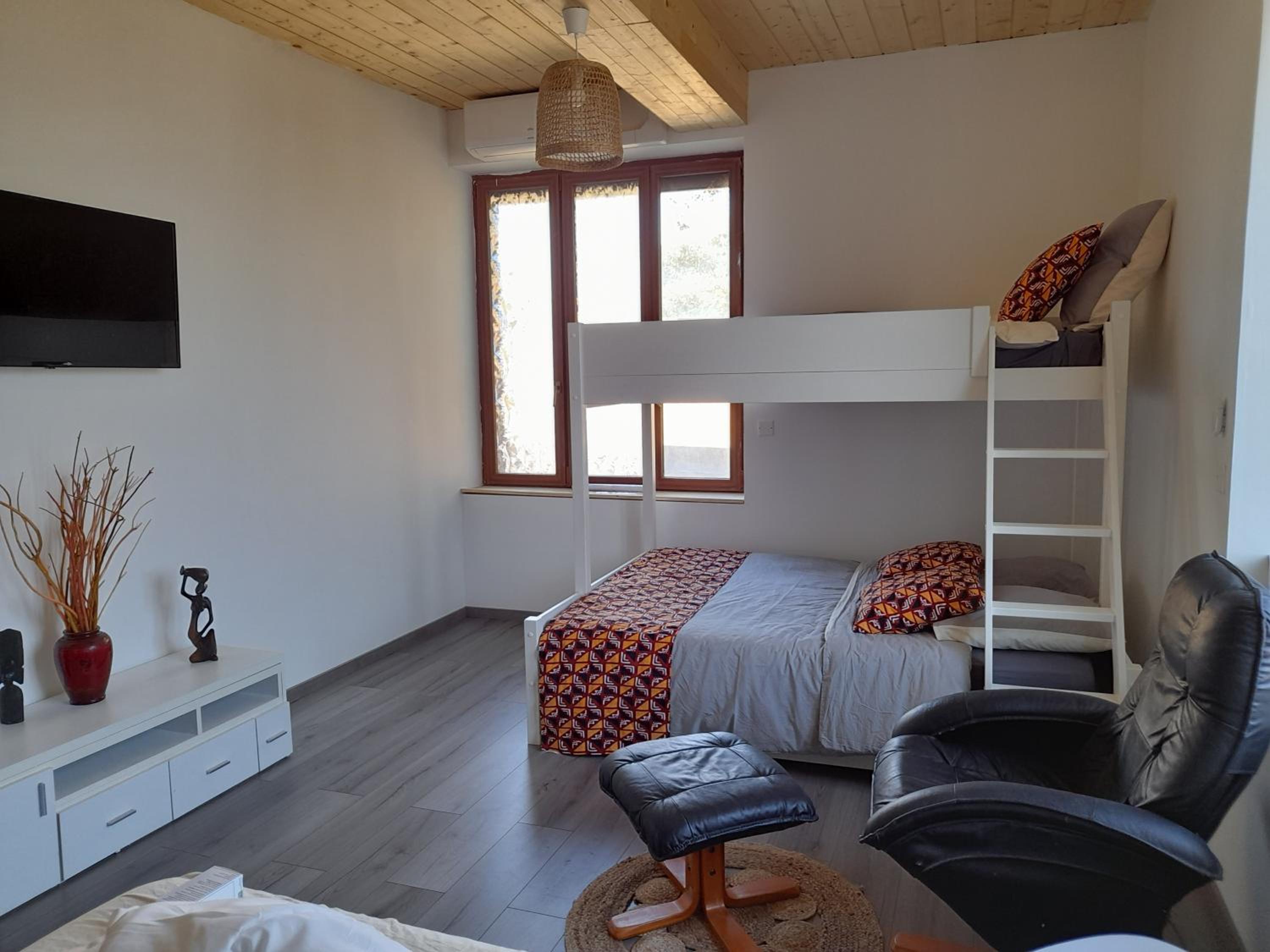 Family Room with Private Bathroom - Photo 2