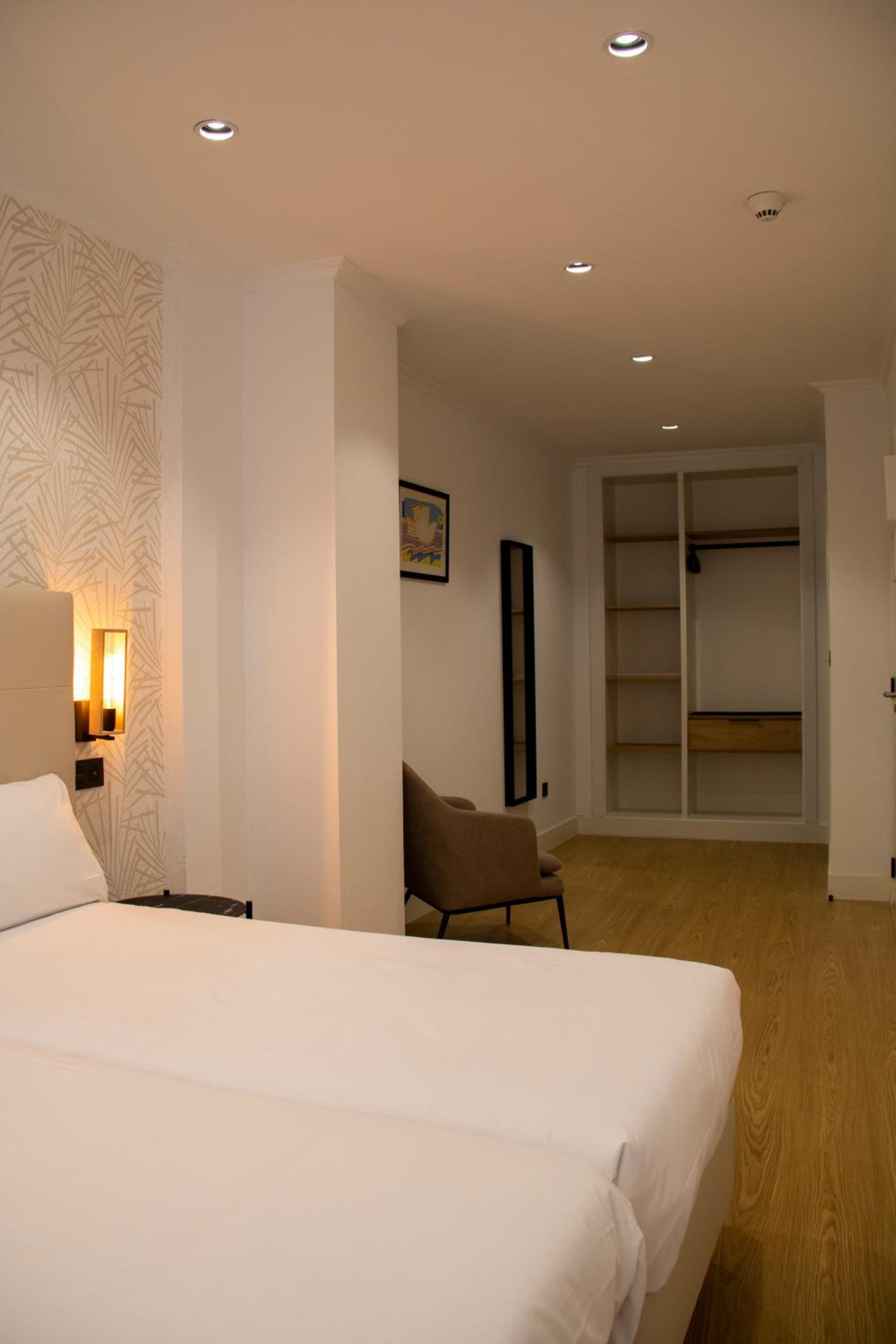 Standard Double or Twin Room - Photo 12