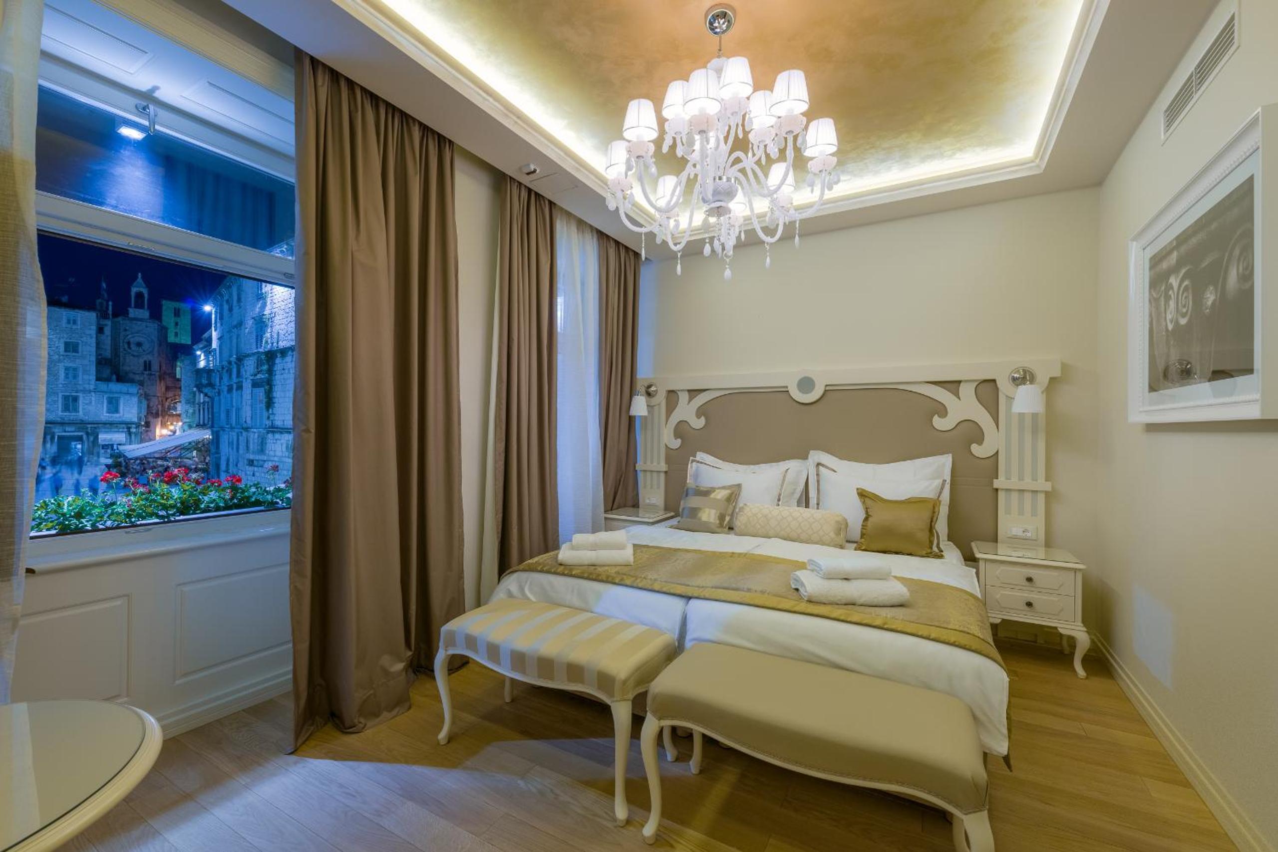 Deluxe Double or Twin Room with City View photo 2