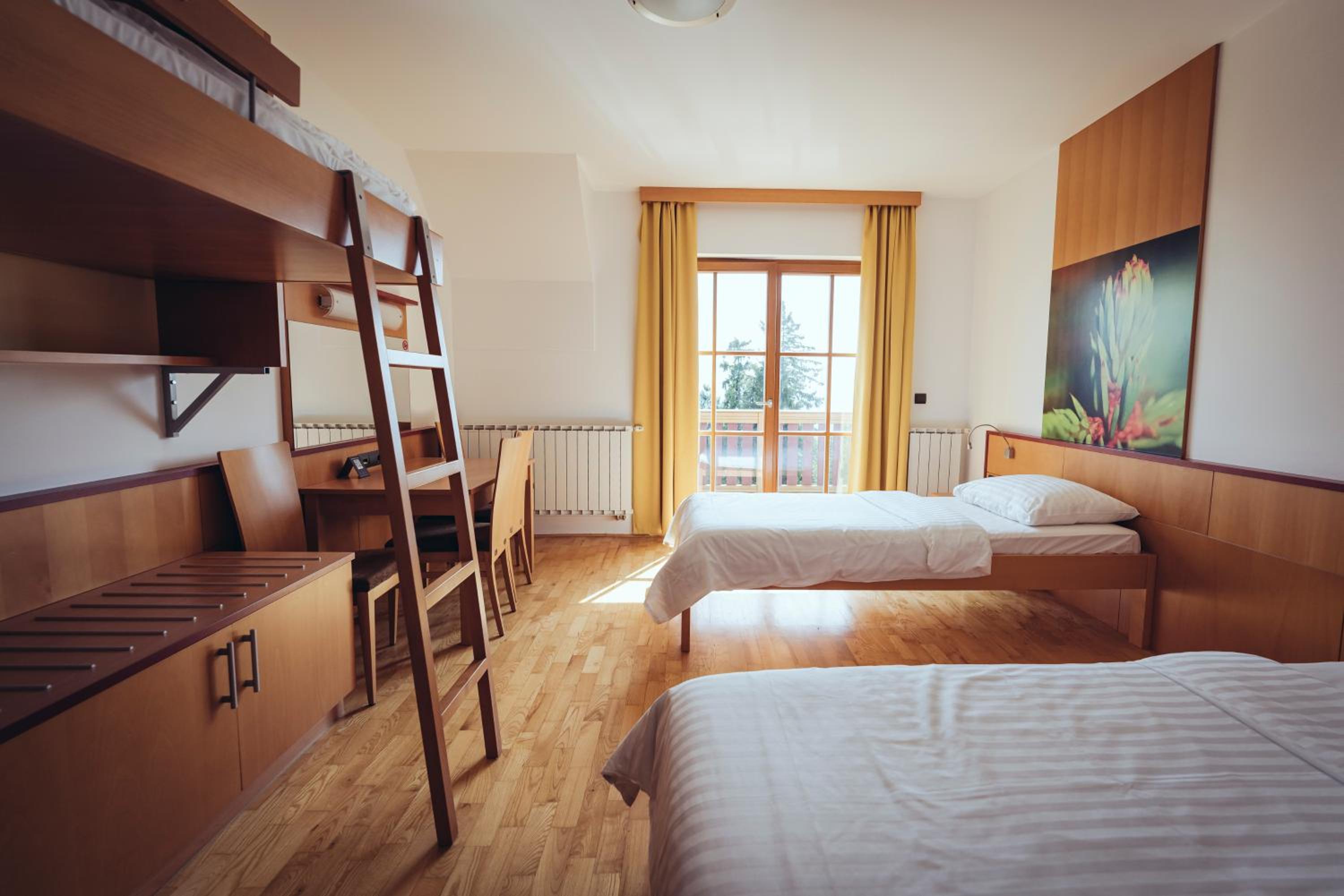 Twin Room with Balcony - Photo 8
