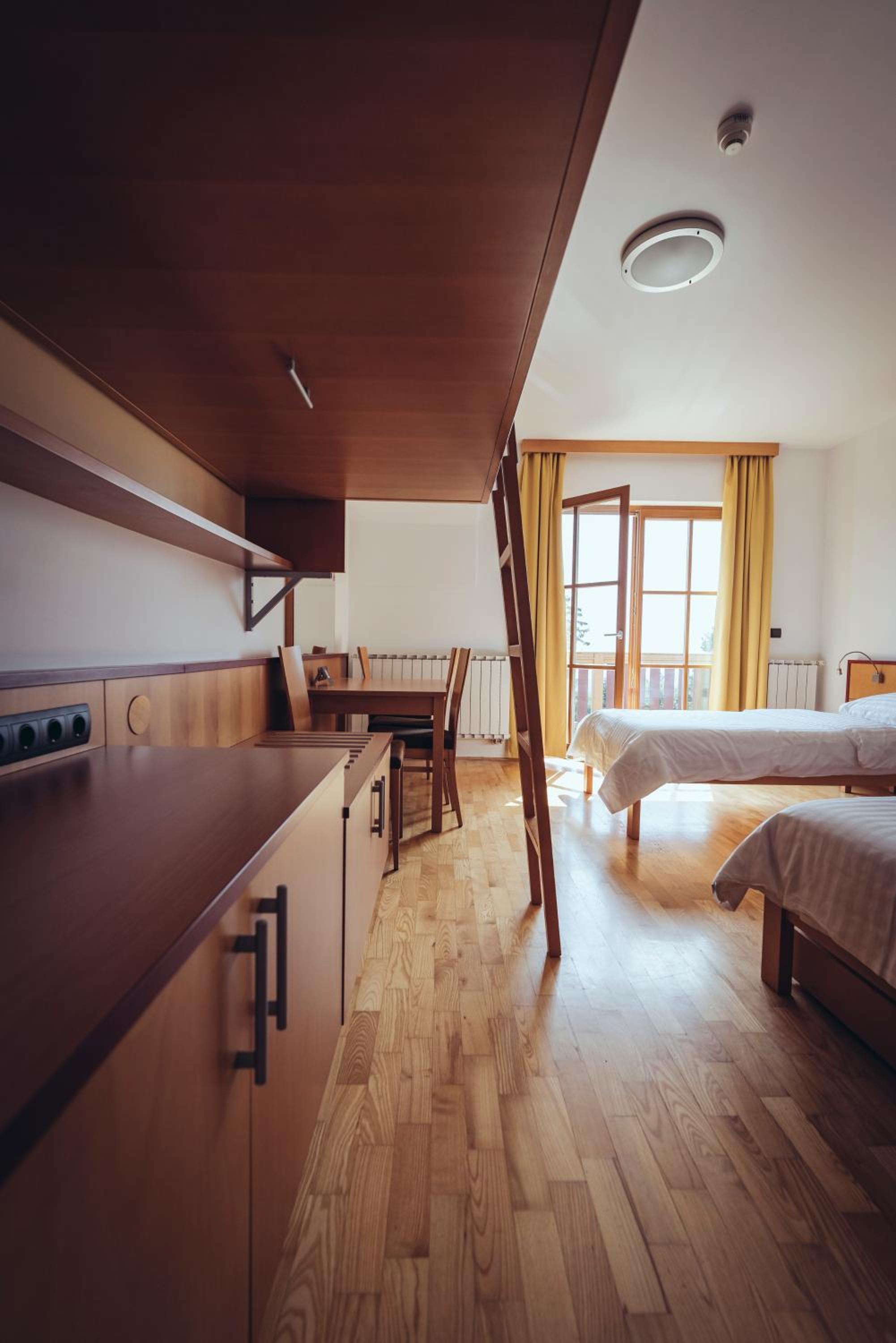 Twin Room with Balcony - Photo 10