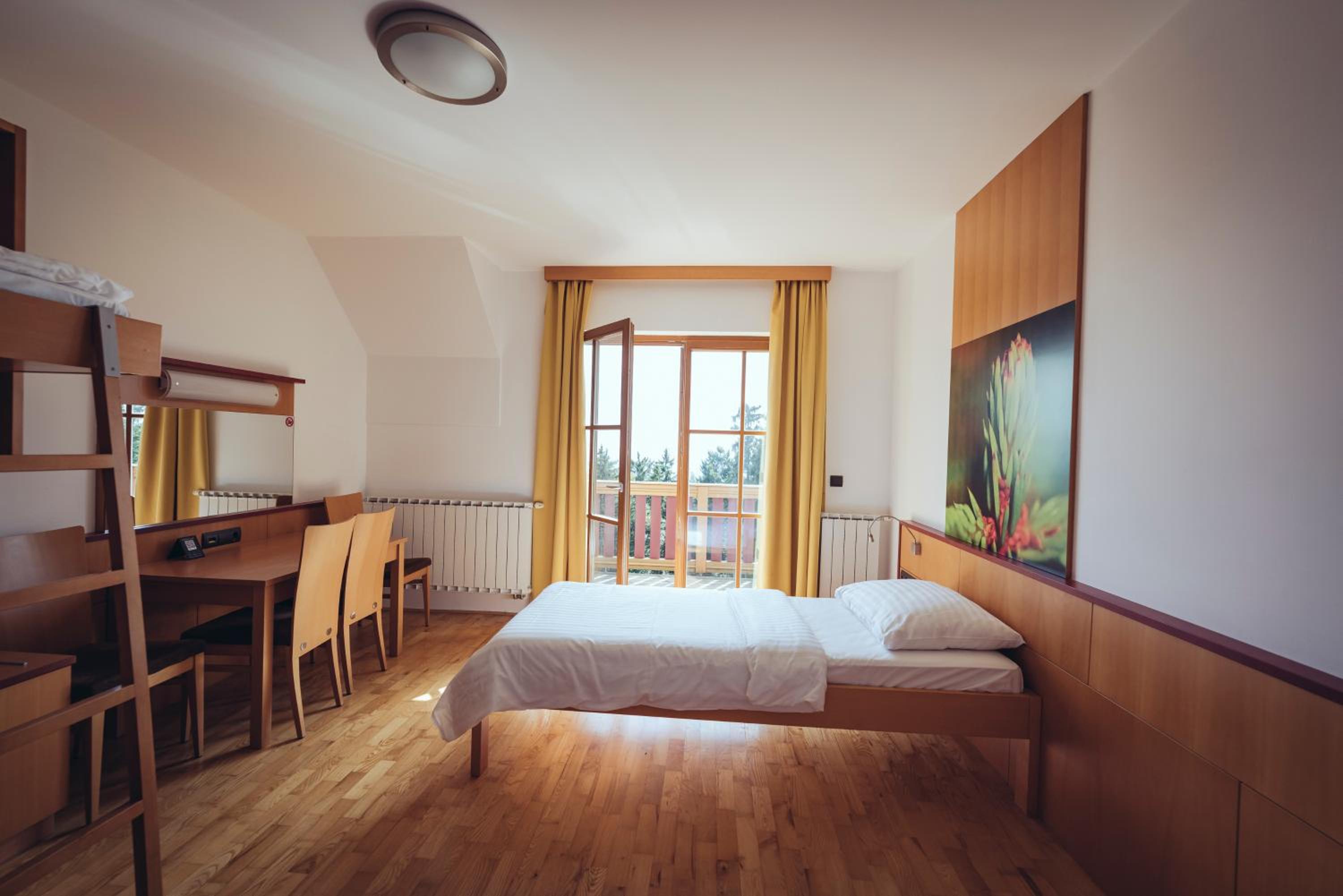 Twin Room with Balcony - Photo 7