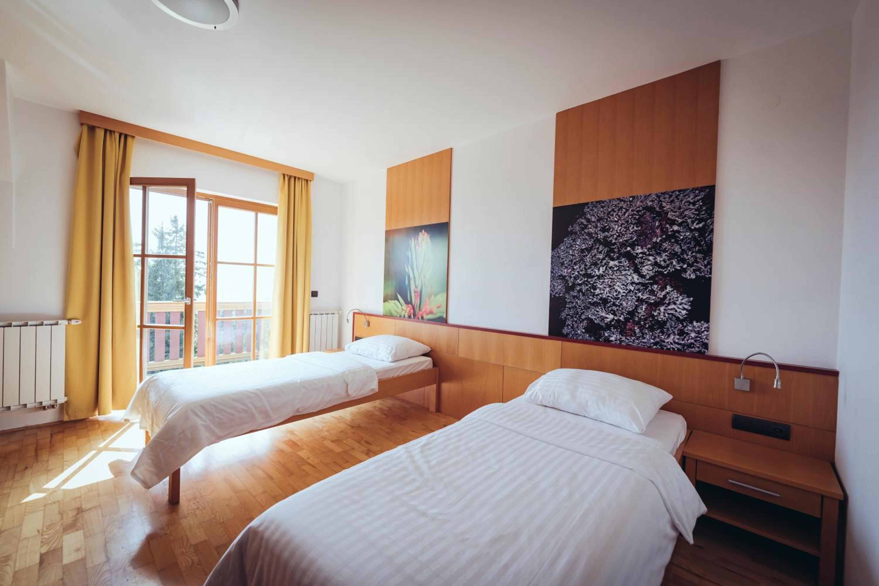 Twin Room with Balcony - Photo 11