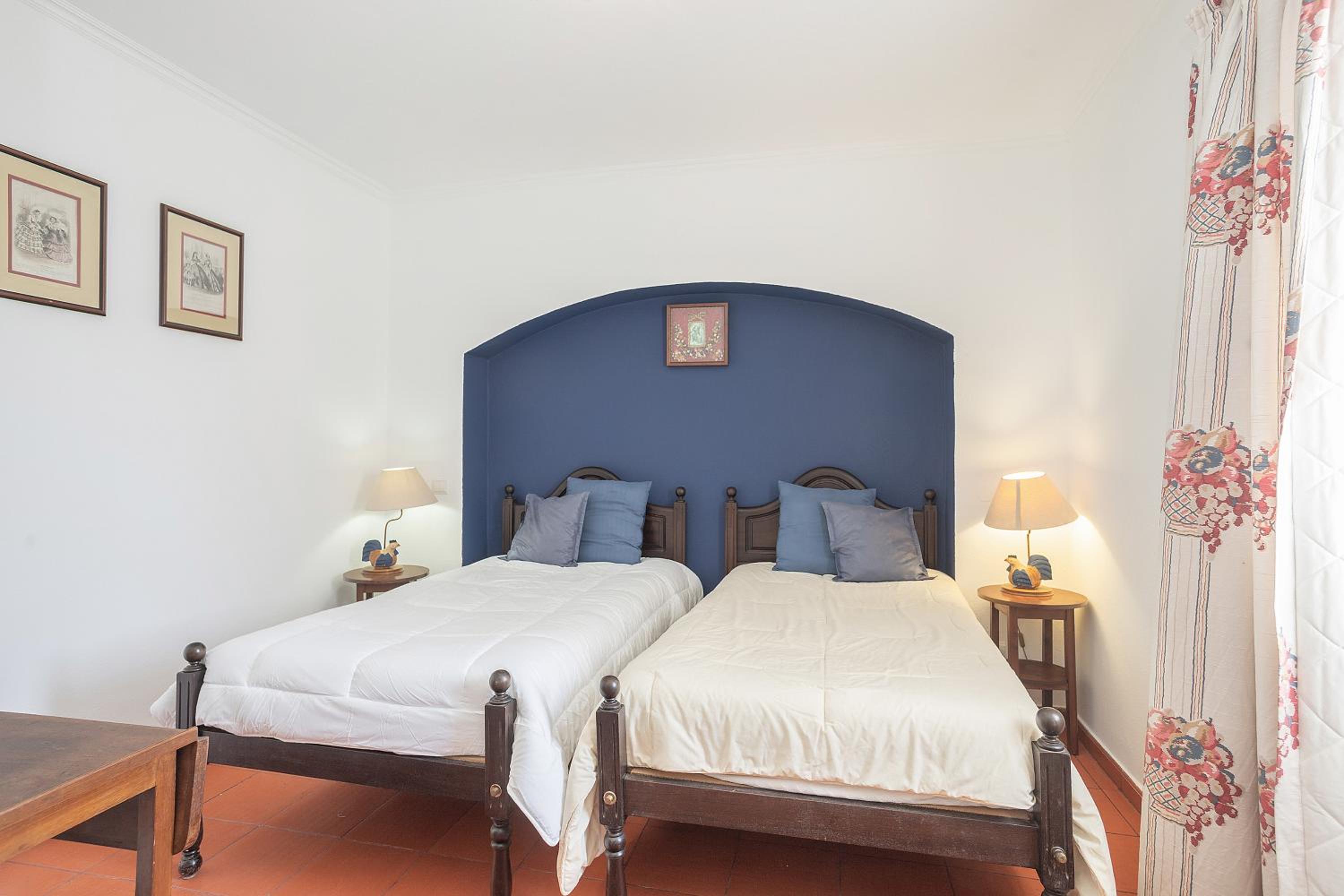 Twin Room with Private Bathroom - Photo 6