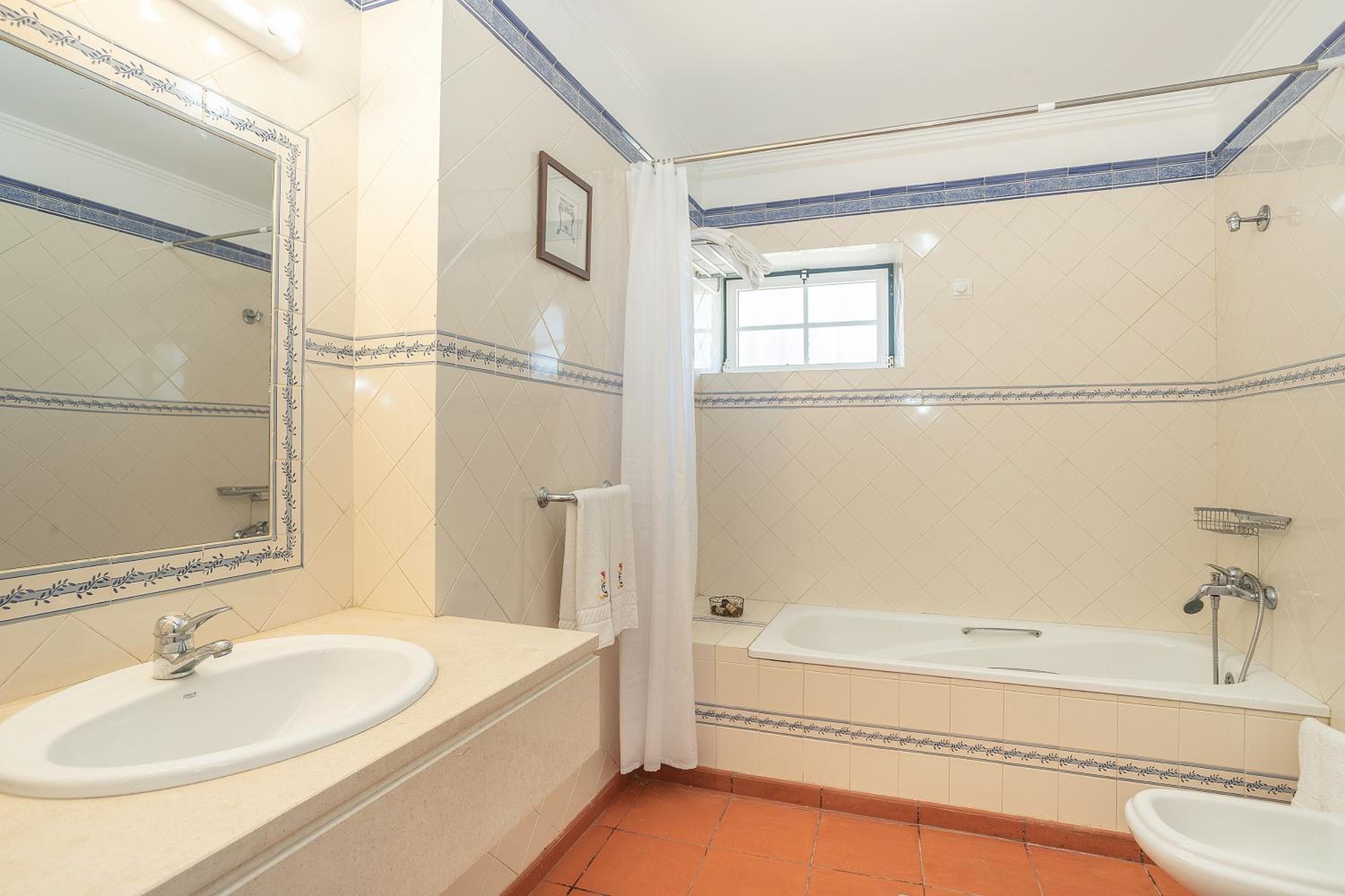 Twin Room with Private Bathroom - Photo 3