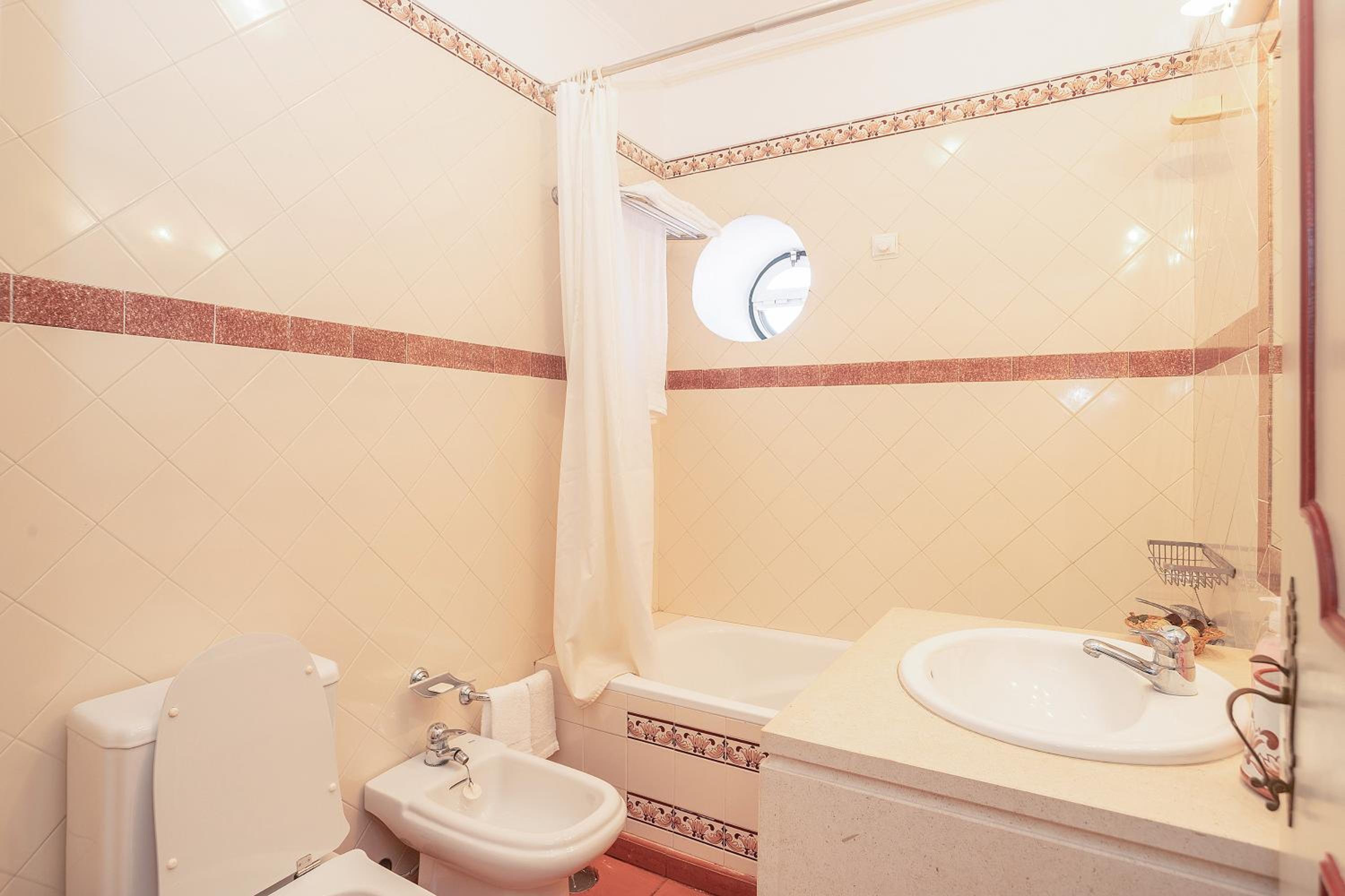 Double Room with Private Bathroom - Photo 2