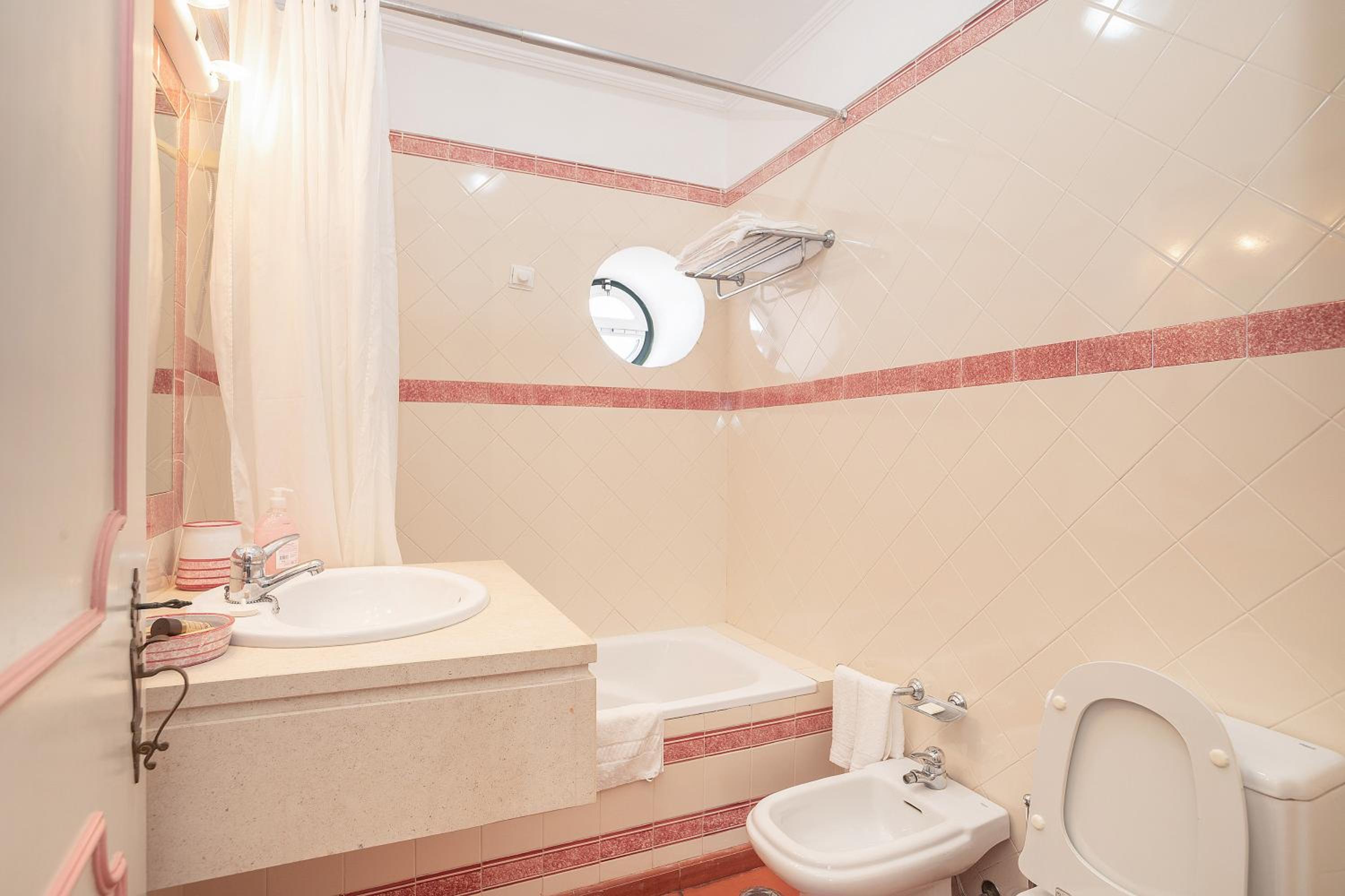 Double Room with Private Bathroom - Photo 5