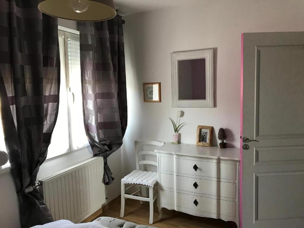 One-Bedroom Apartment with Alcove