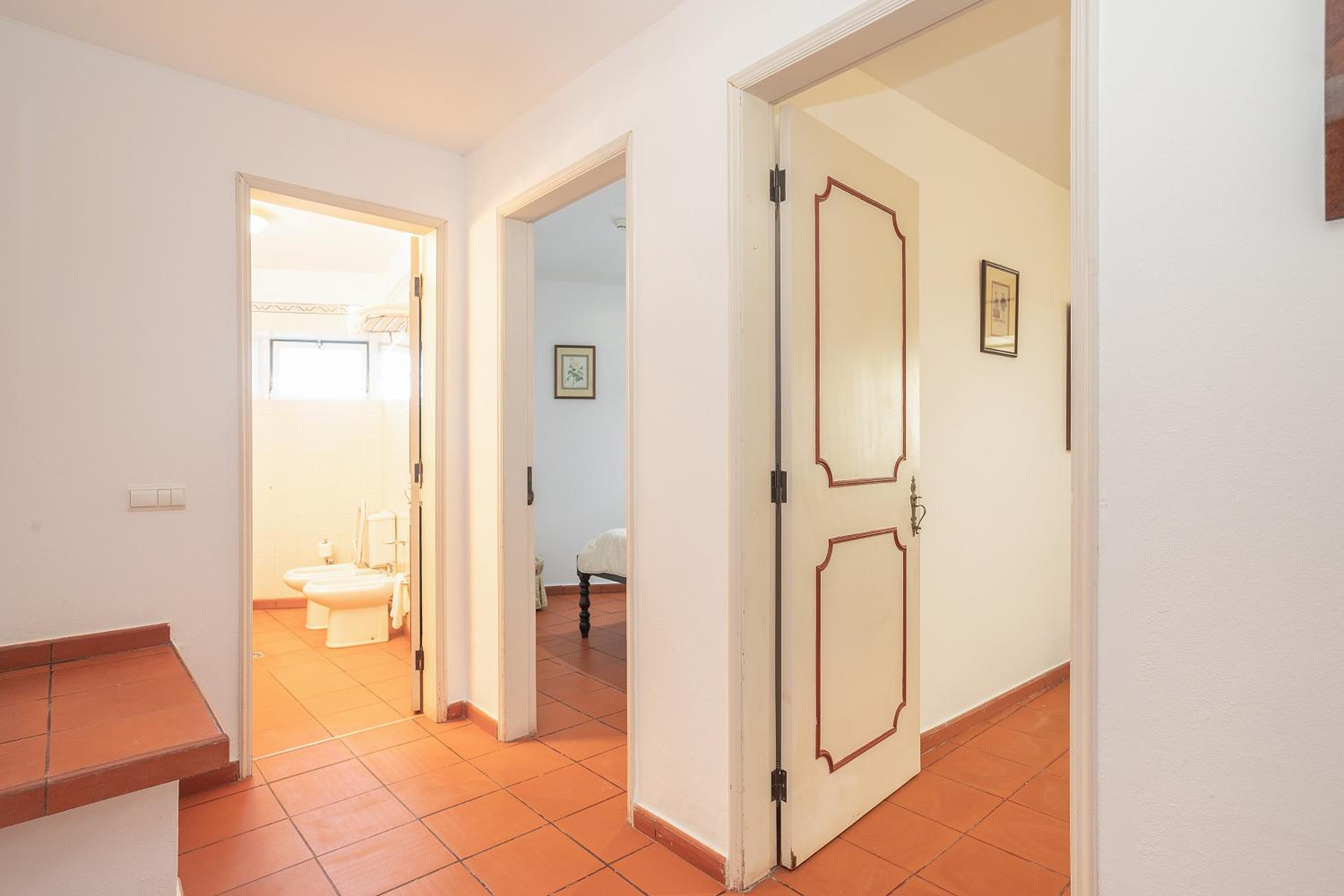Quadruple Room with Private Bathroom - Photo 3