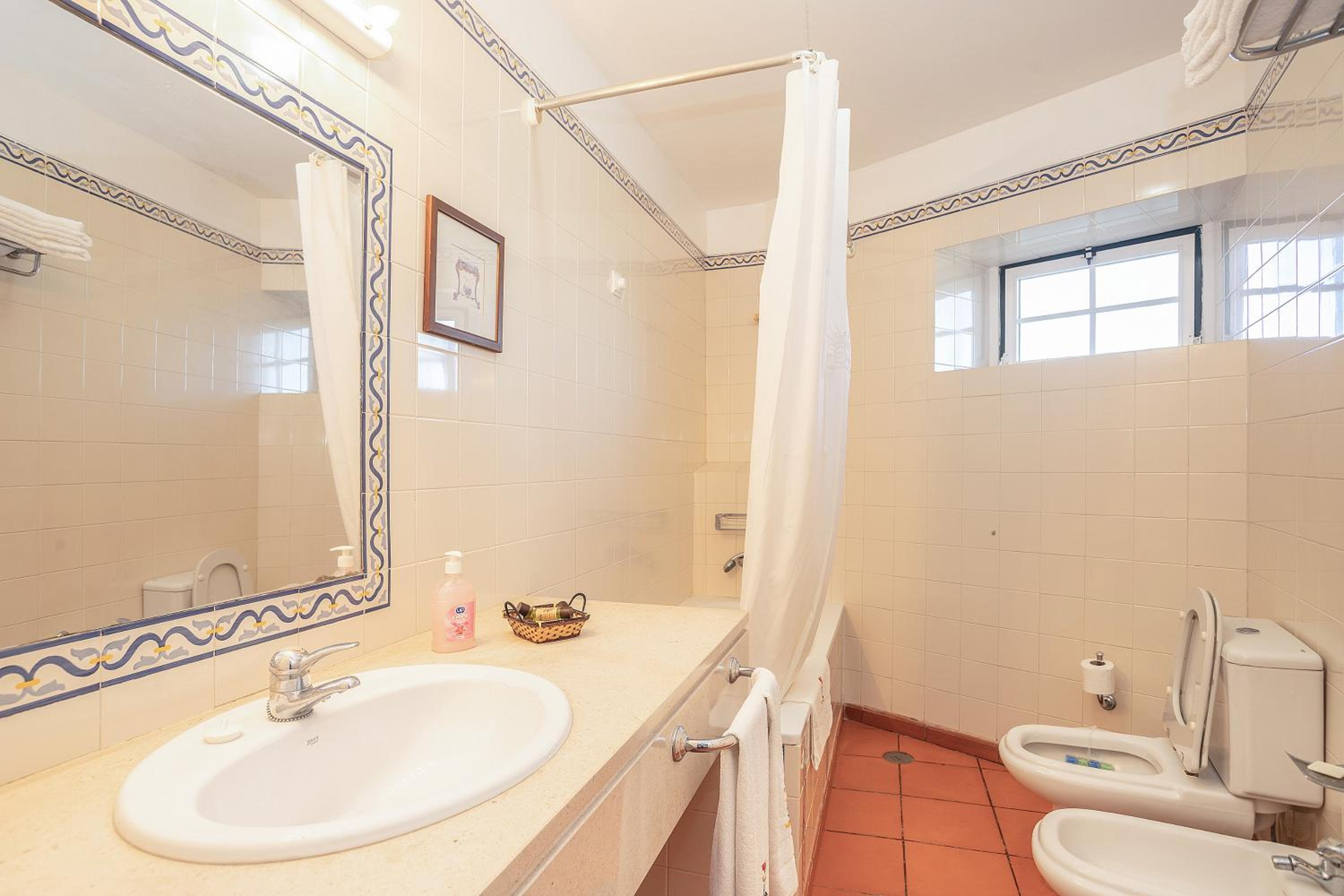 Quadruple Room with Private Bathroom - Photo 4