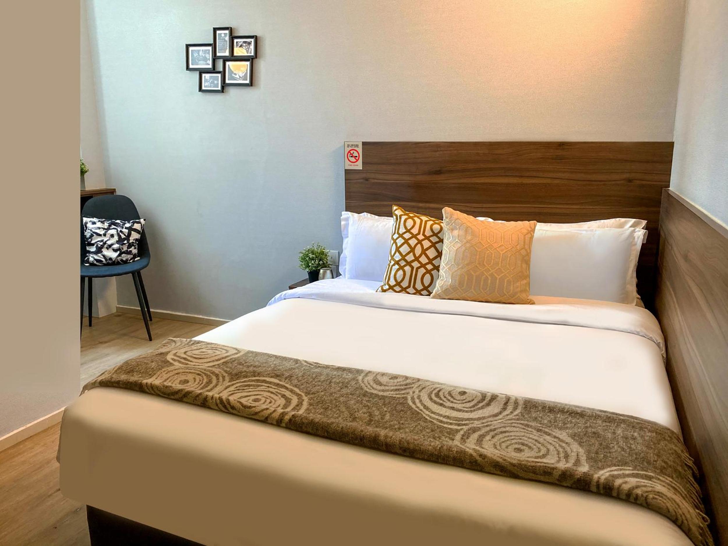 Double Room, SHORT OVERNIGHT, 12 Hours: 9PM-9AM photo 1