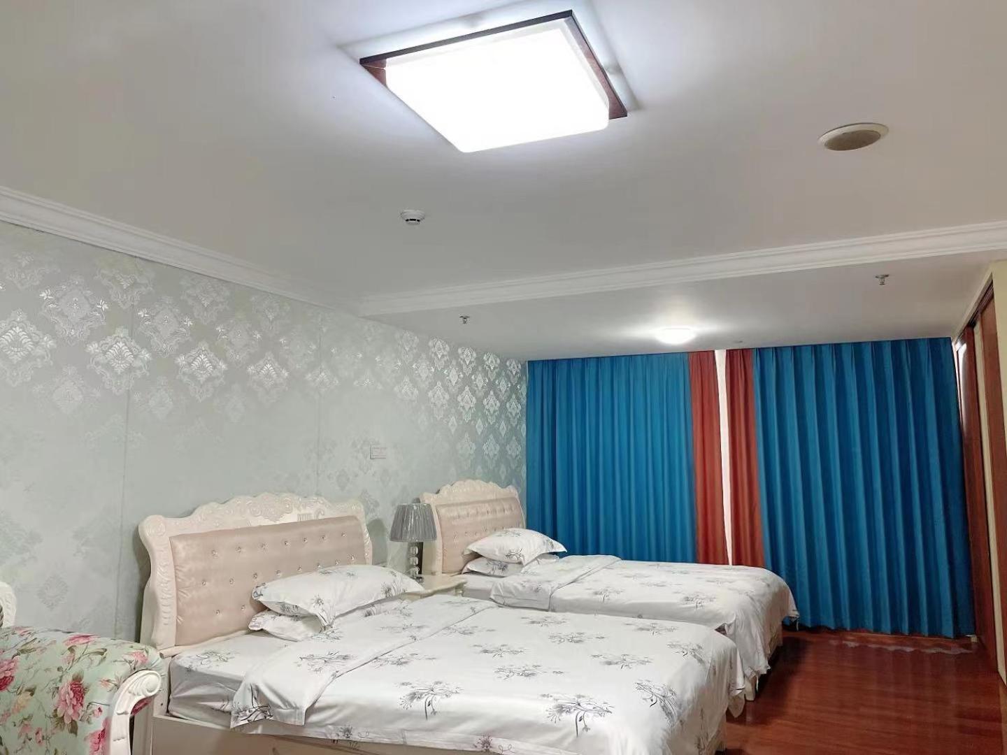 Deluxe Twin Room with City View - Photo 17
