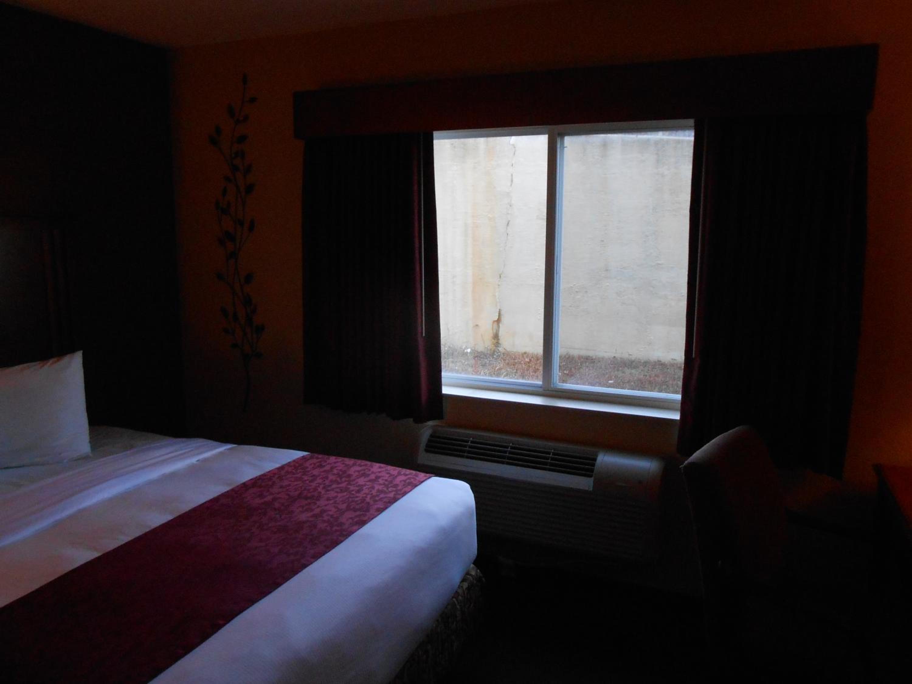 Deluxe King Room with Roll-in Shower - Mobility Access/Non-Smoking - Photo 1