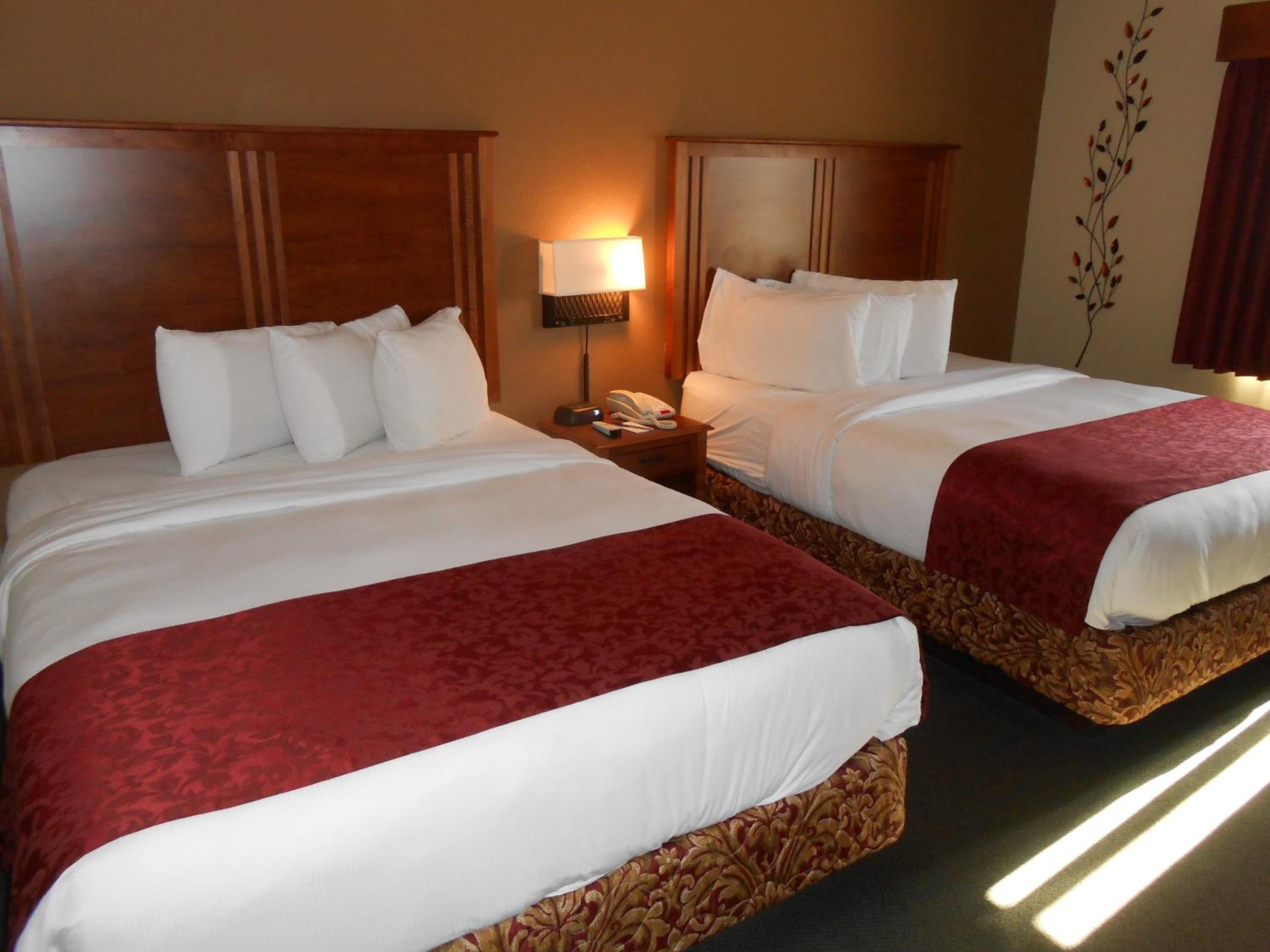 Queen Room with Two Queen Beds - Non-Smoking - Photo 3