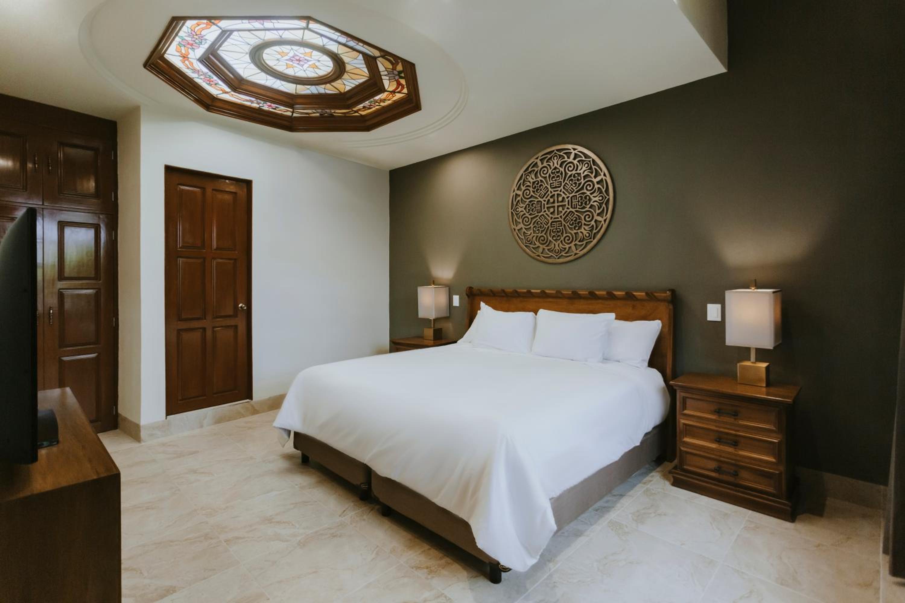 Superior King Room - Photo 9