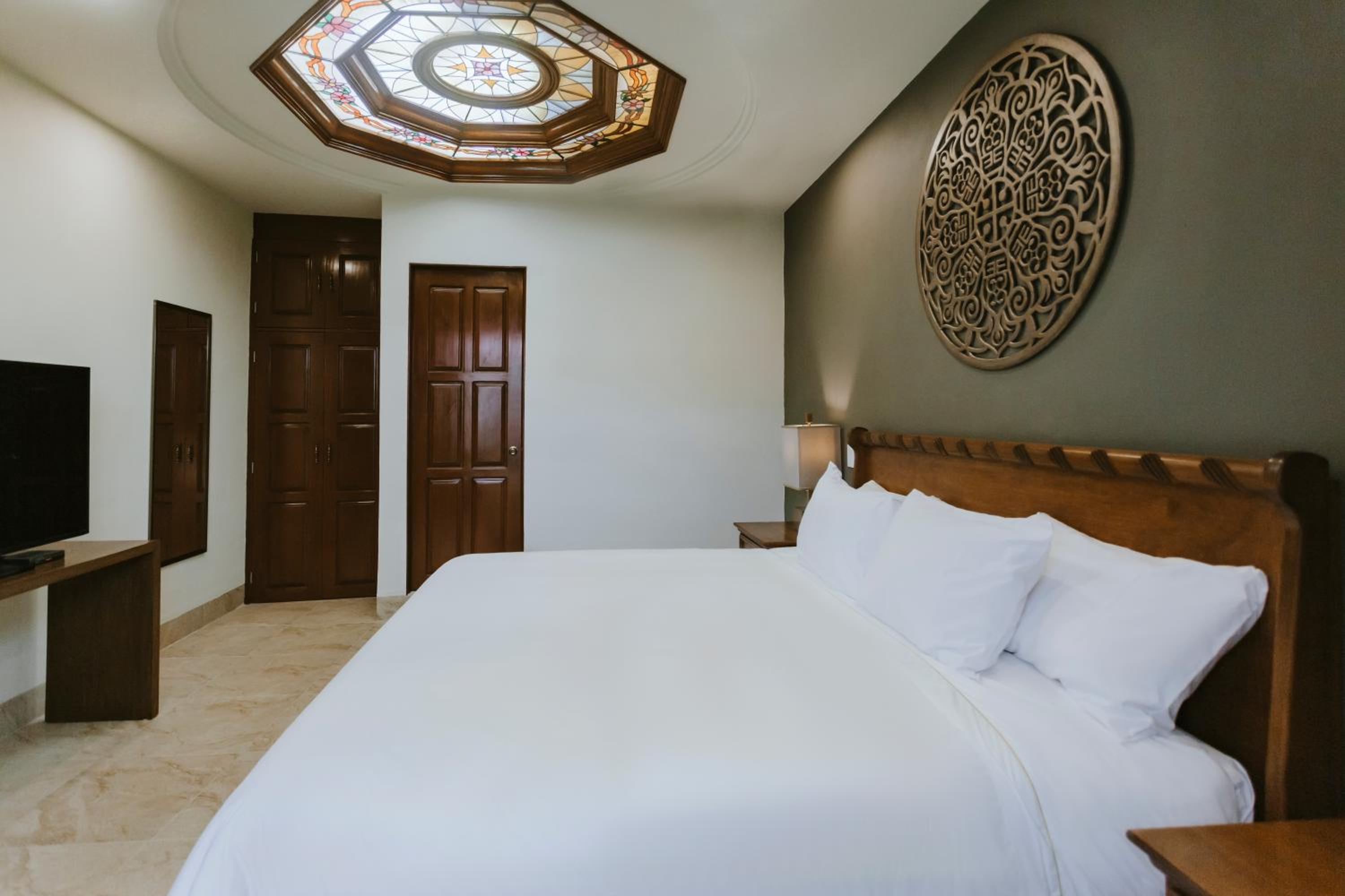 Superior King Room - Photo 8