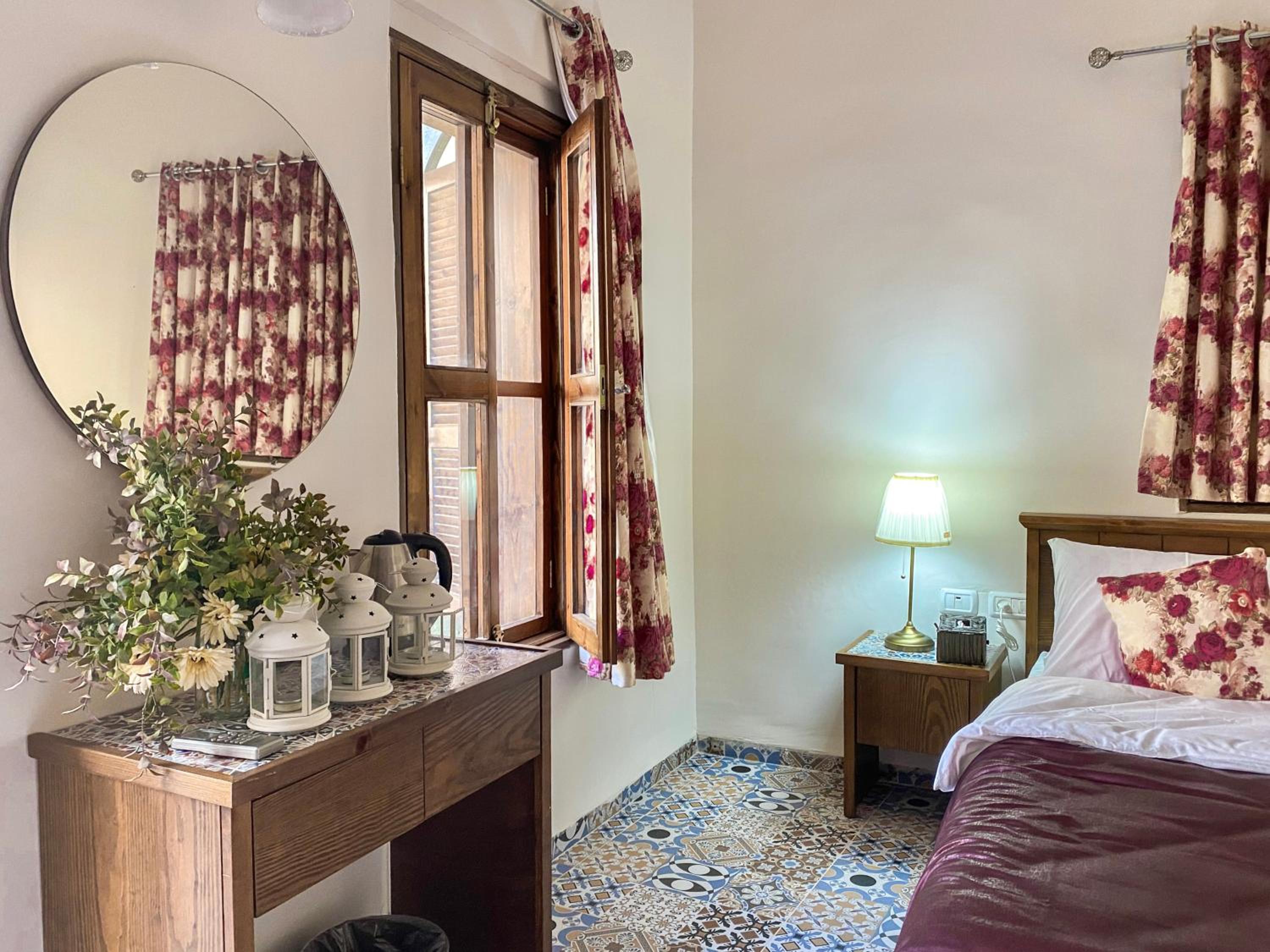 Deluxe Queen Room - Photo 4