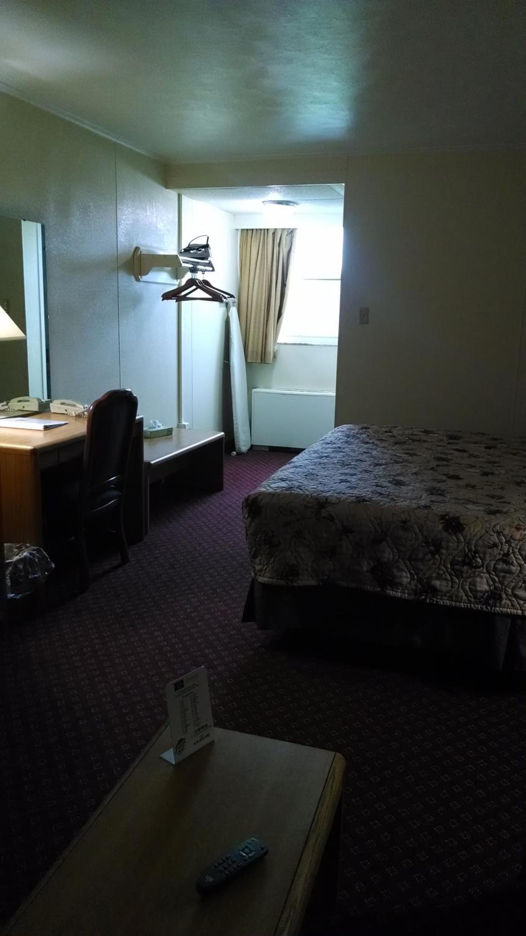 Standard King Room - Smoking - Photo 6