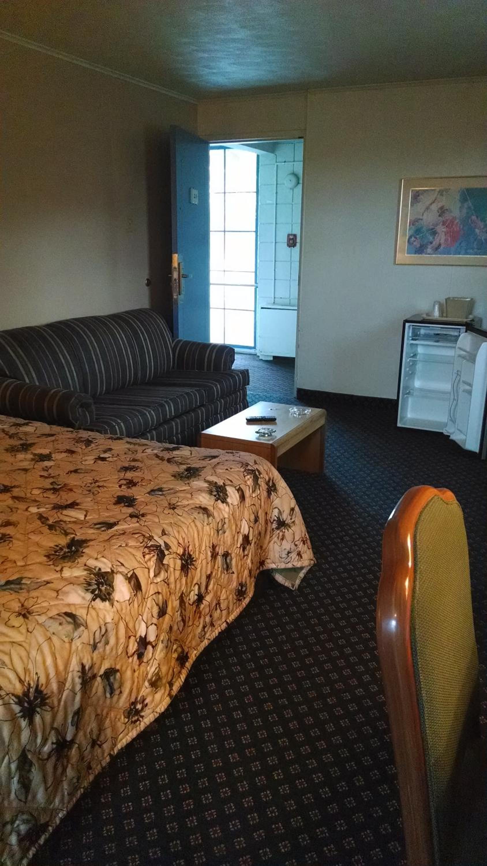 Standard King Room - Smoking - Photo 7
