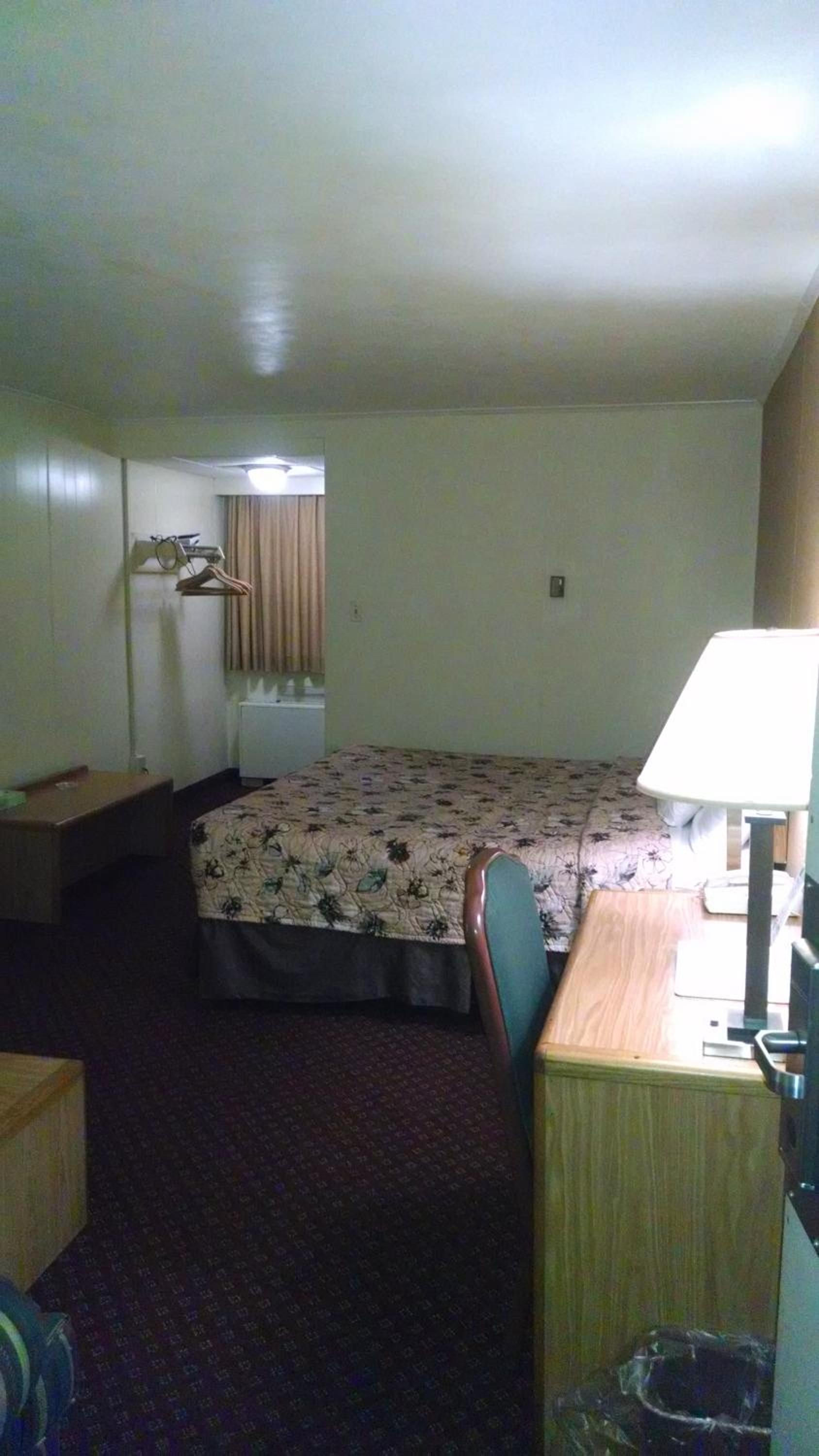 Standard King Room - Smoking - Photo 8