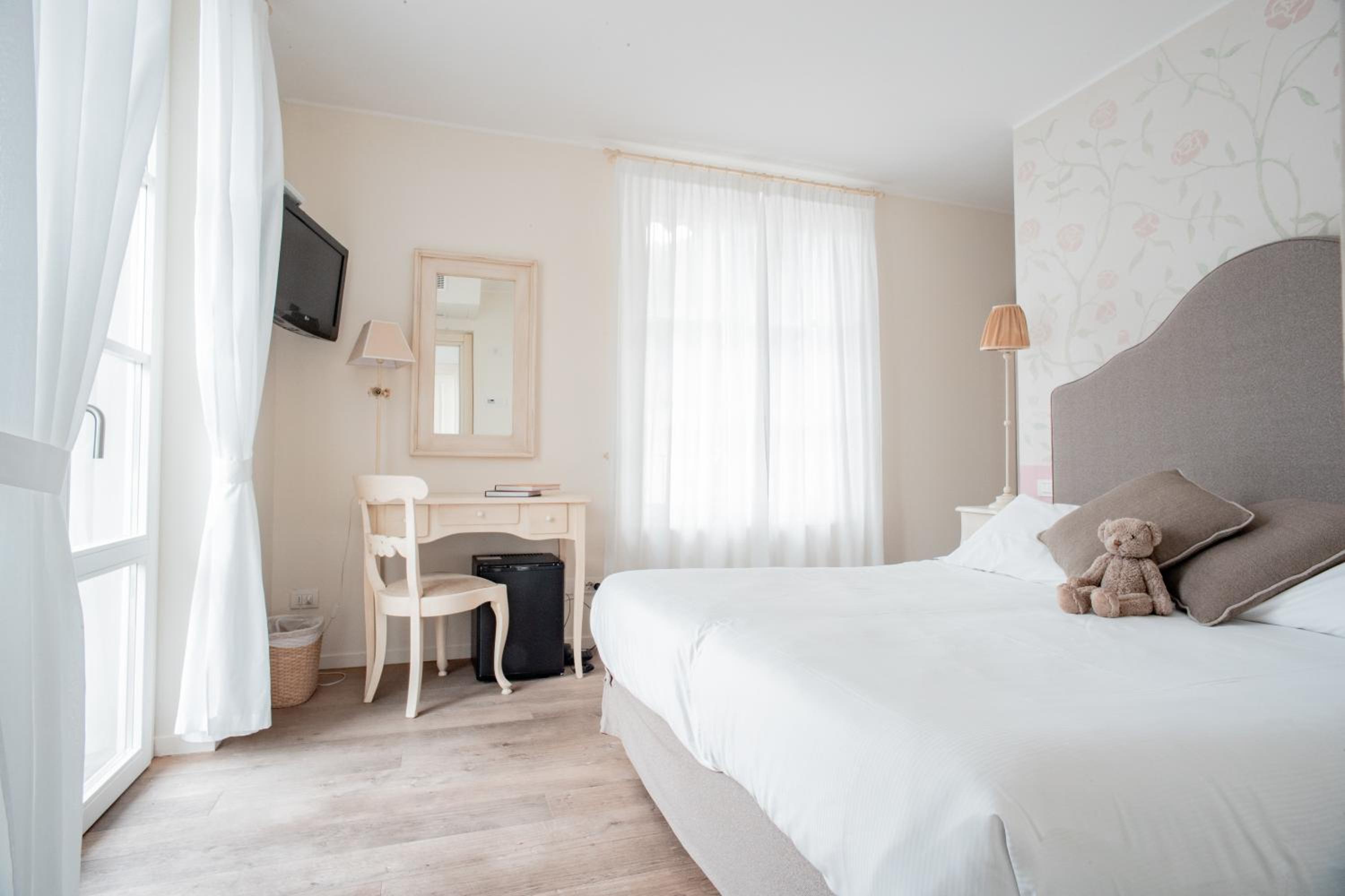 Superior Double or Twin Room with Lake View - Photo 4