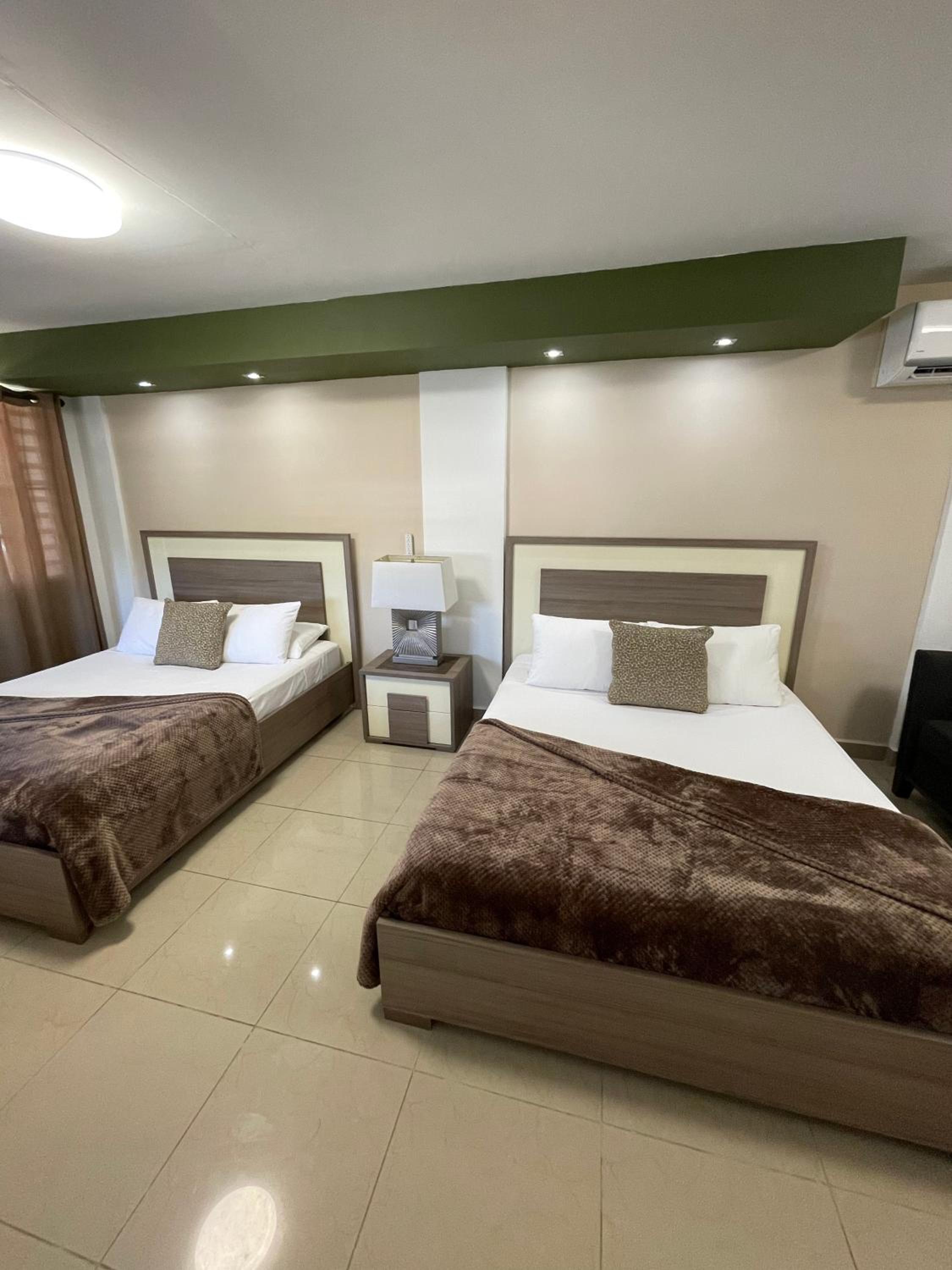 Deluxe Queen Suite