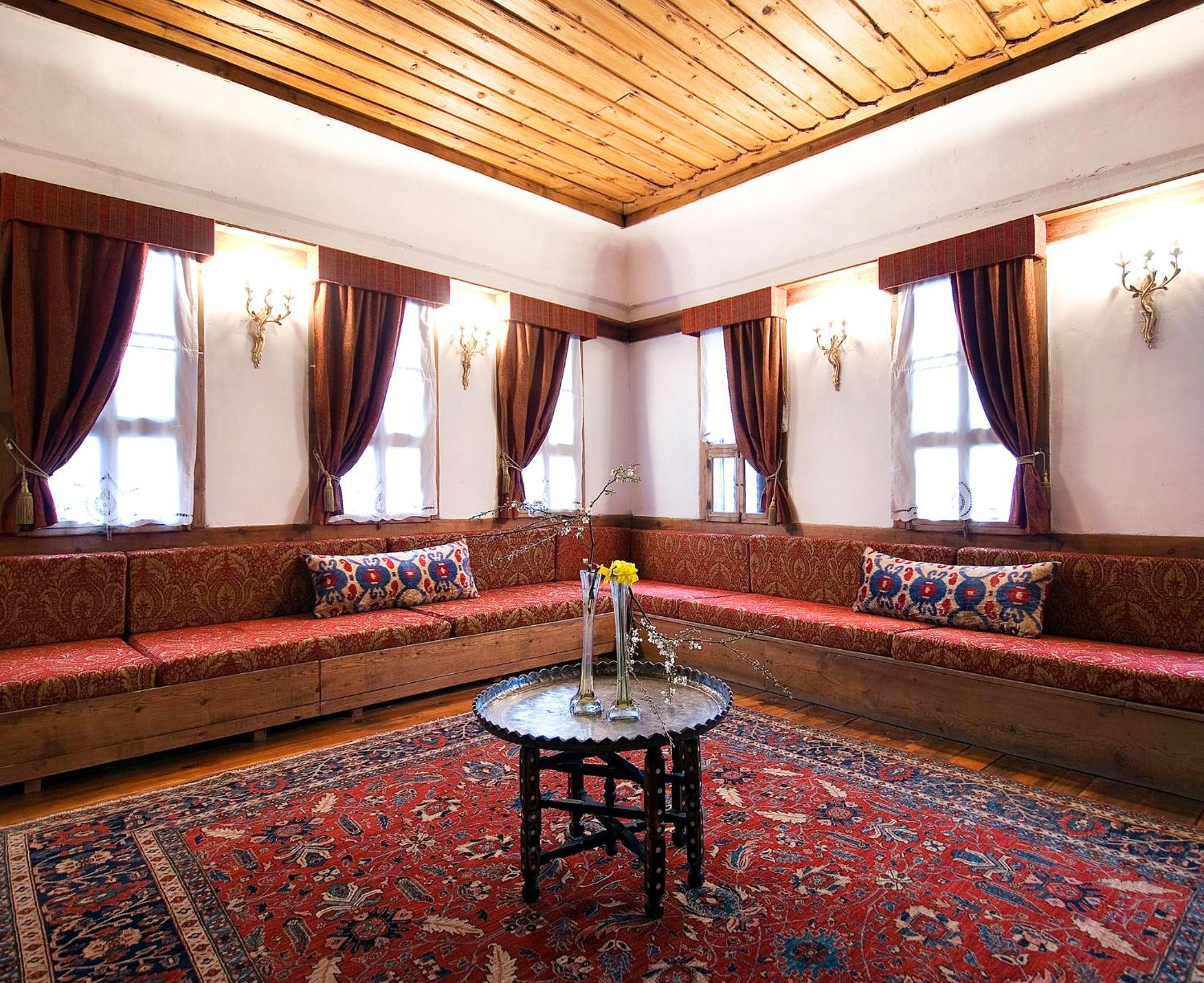 Suite - Photo 1