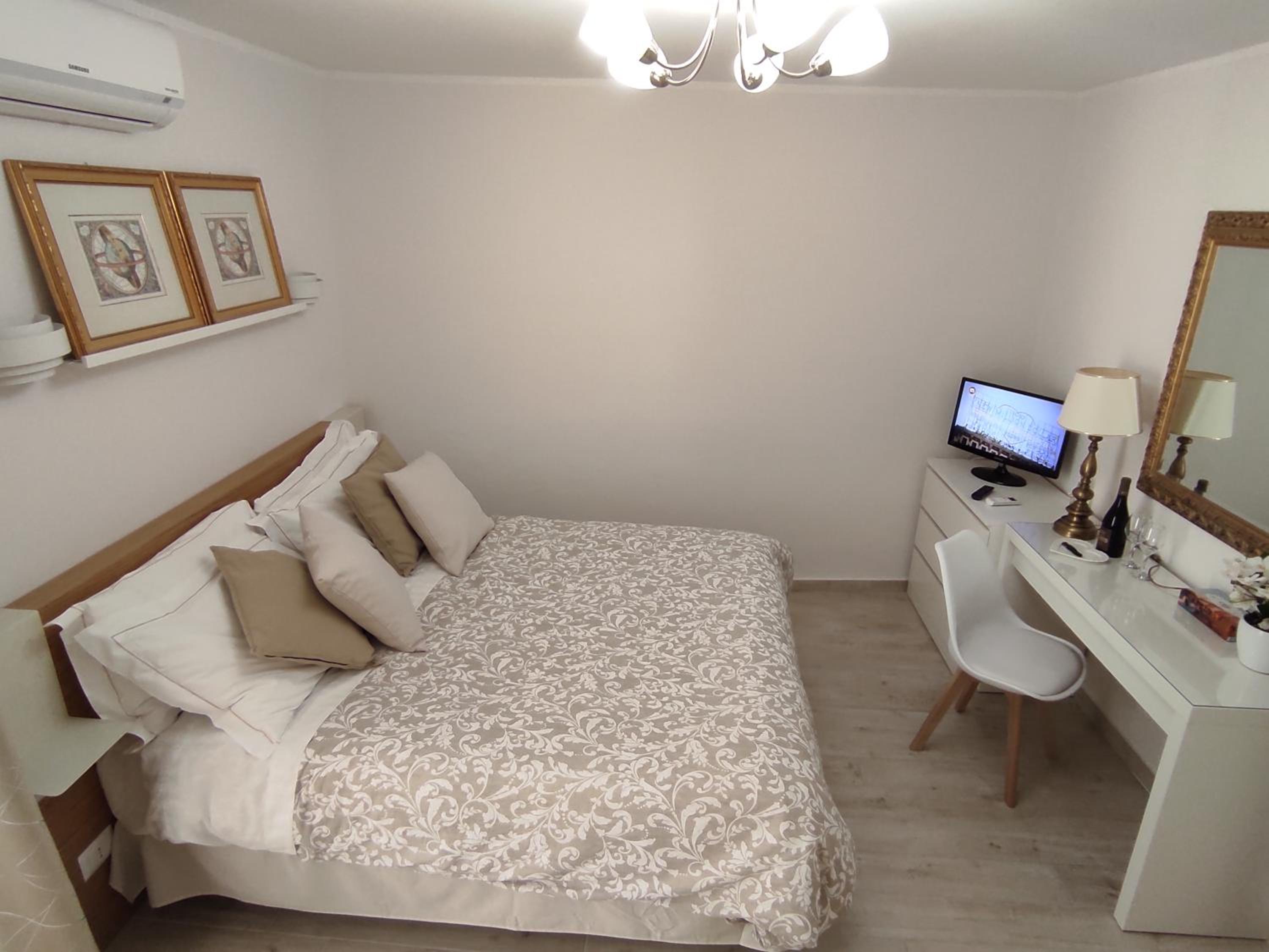 One-Bedroom Apartment - Photo 5