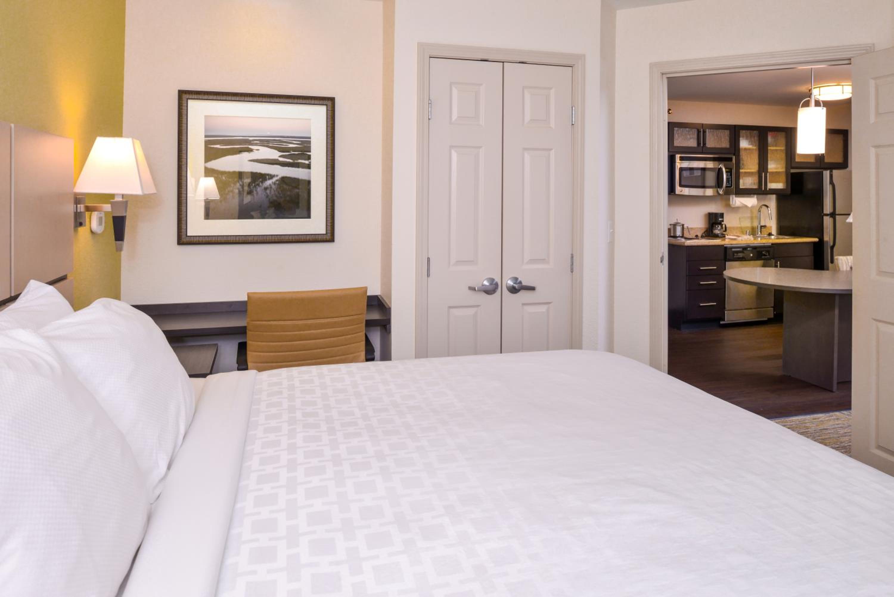 One-Bedroom King Suite with Communications Accessible Tub - Photo 4
