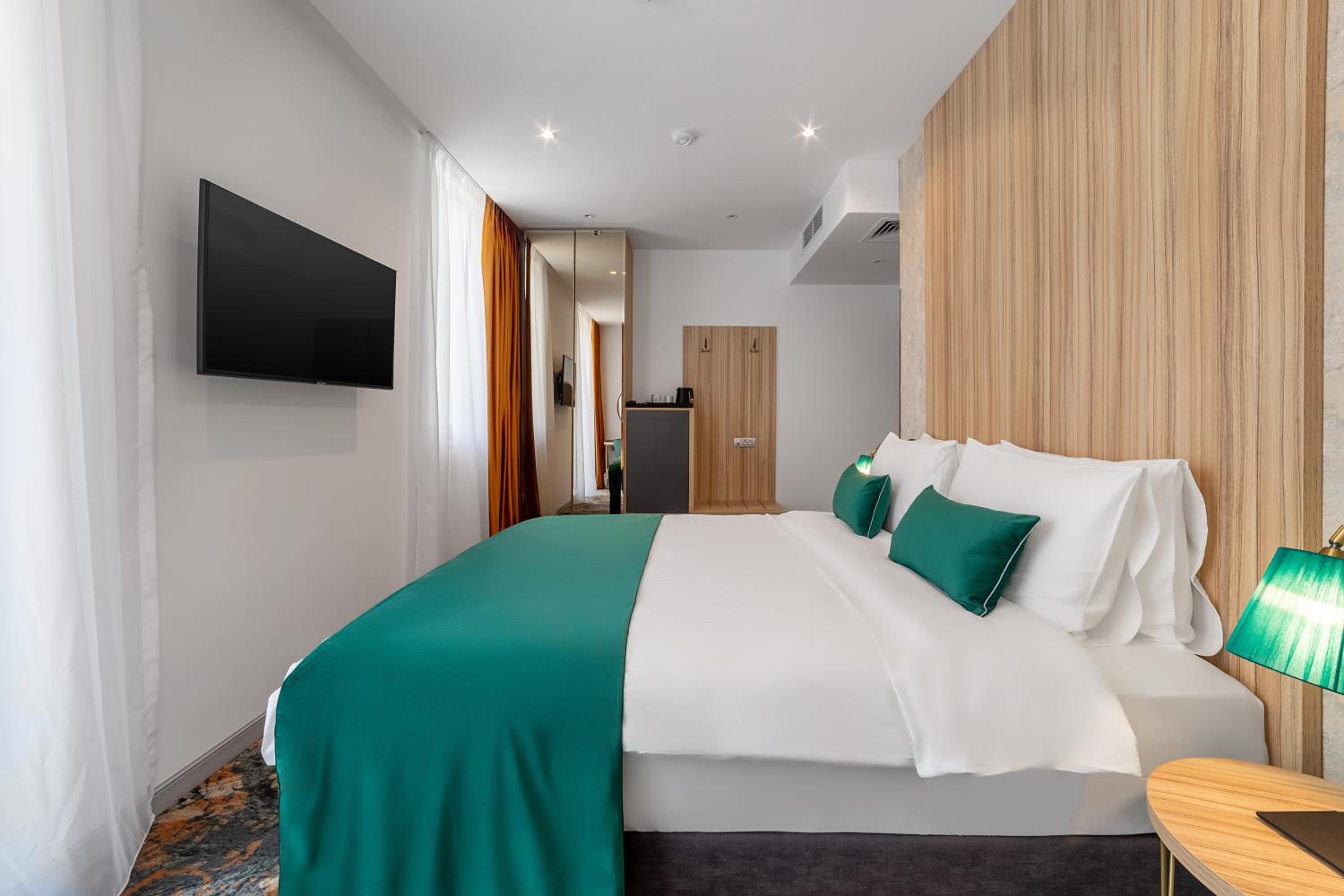 Standard King Room - Photo 18