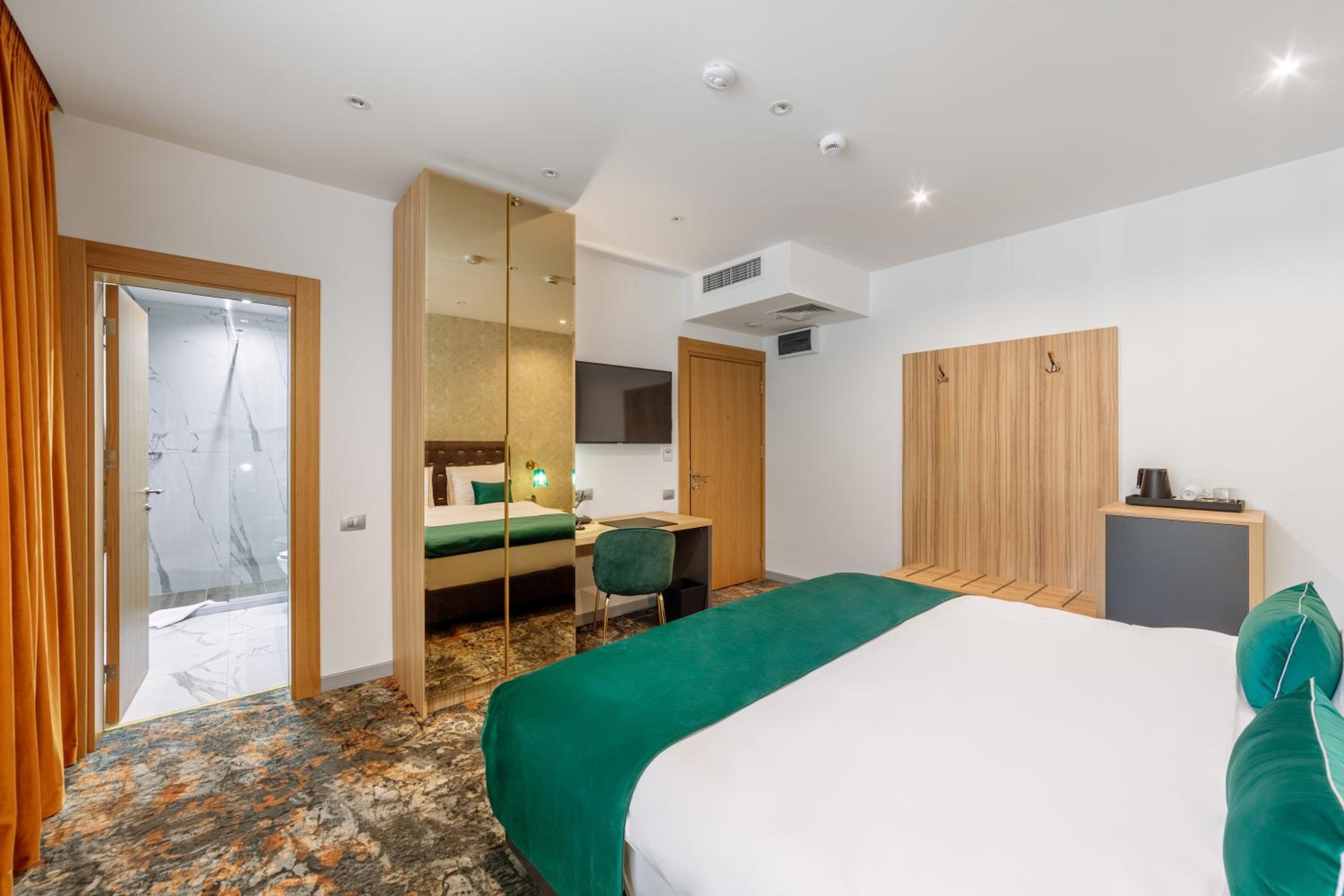 Standard King Room - Photo 10