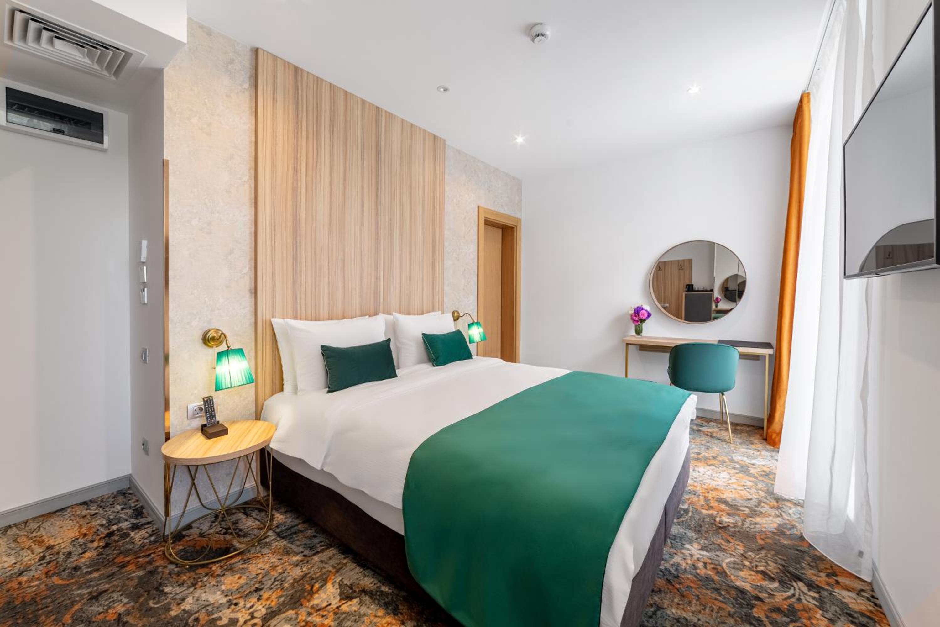Standard King Room - Photo 9