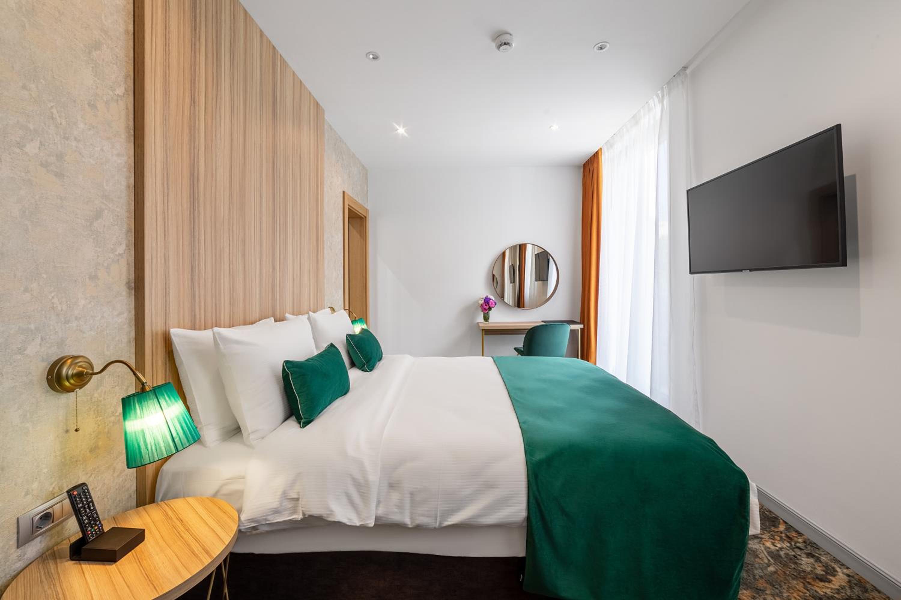 Standard King Room - Photo 21