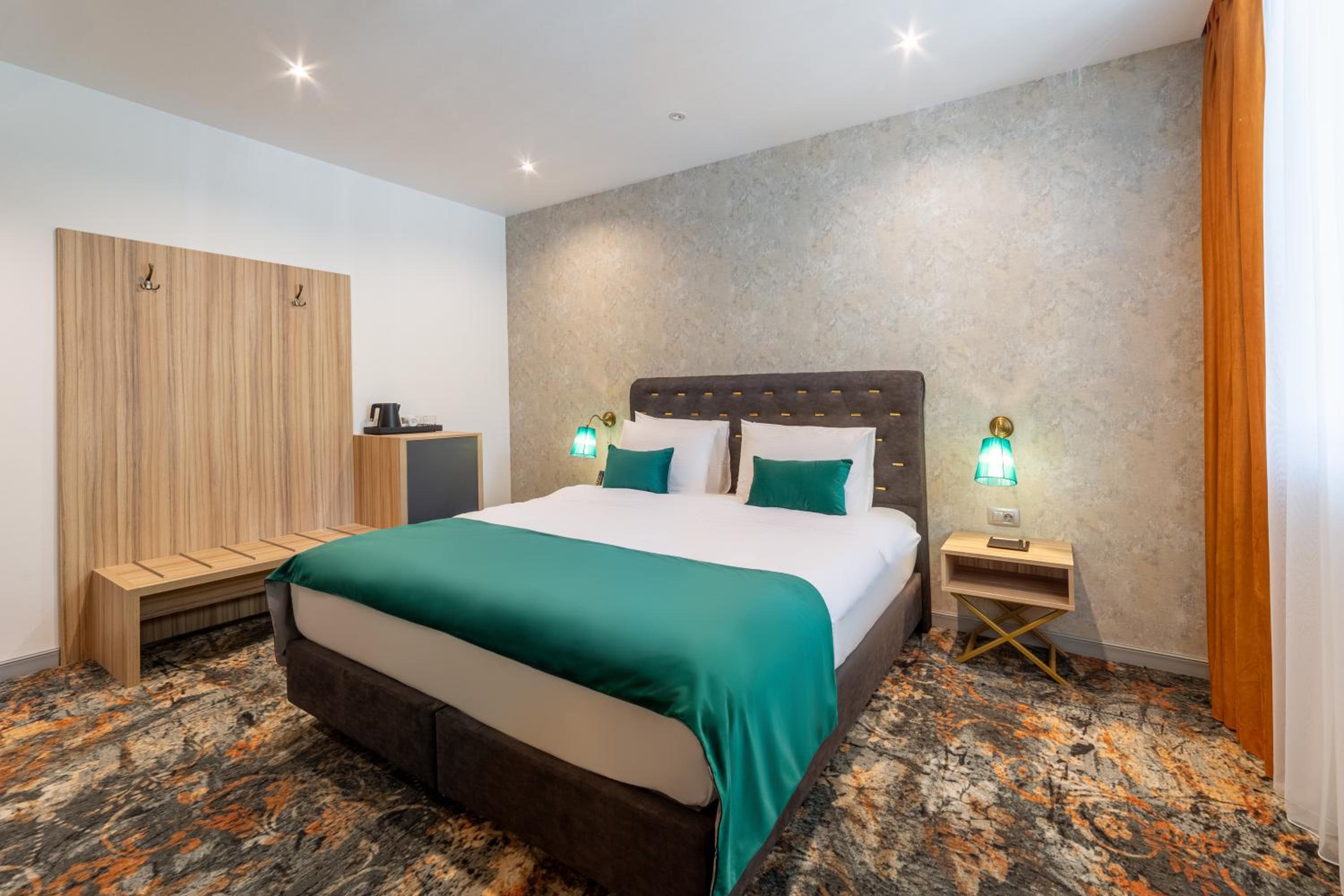 Standard King Room - Photo 8