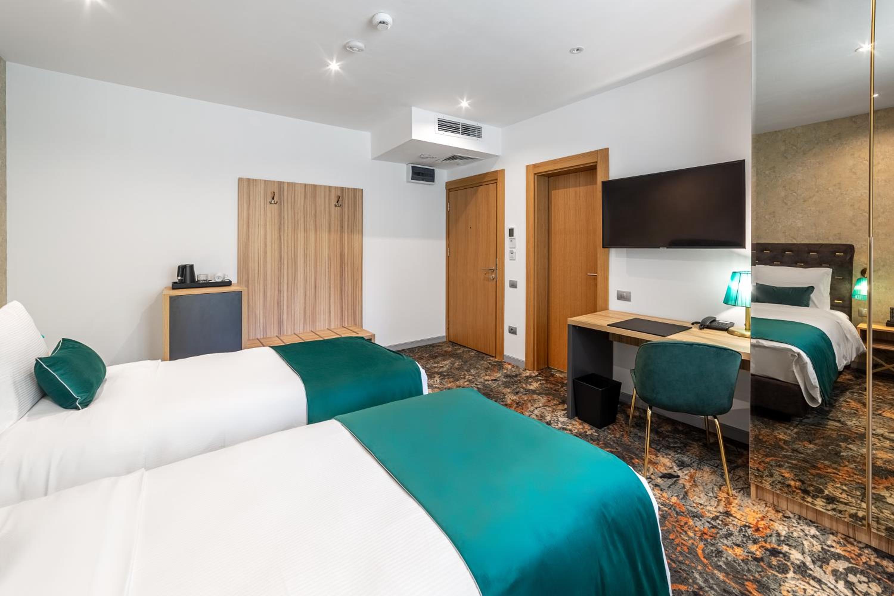 Twin Room - Photo 15