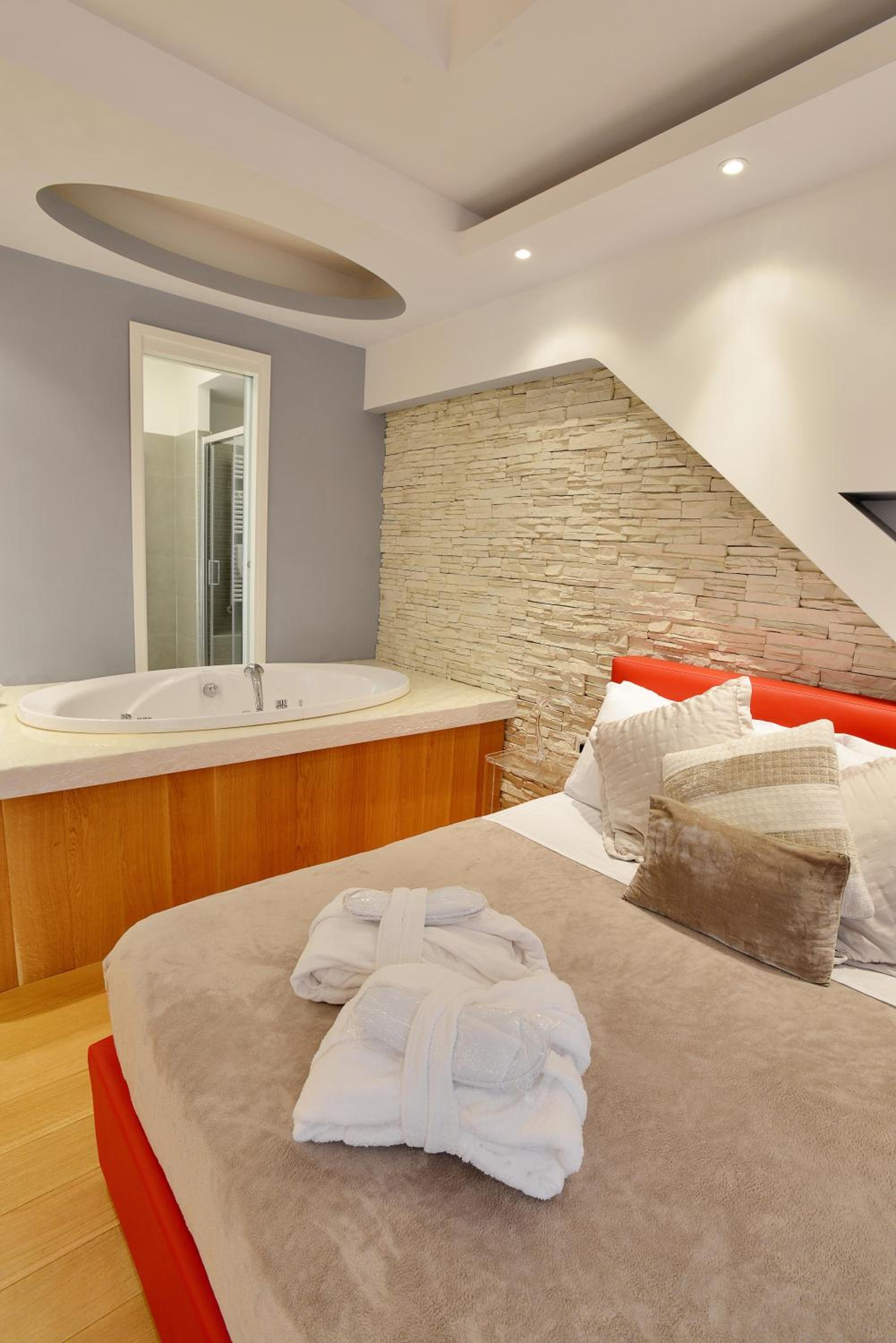 Deluxe Double Room with Bath photo 2