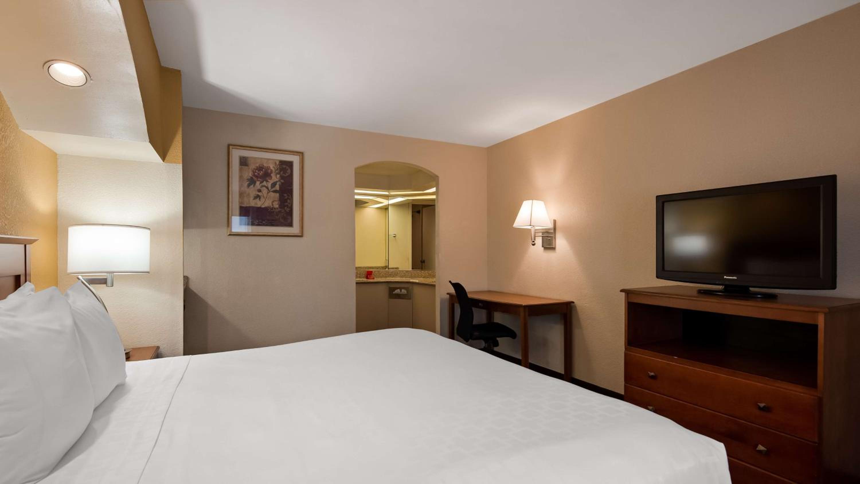 King Room - Non-Smoking - Photo 3