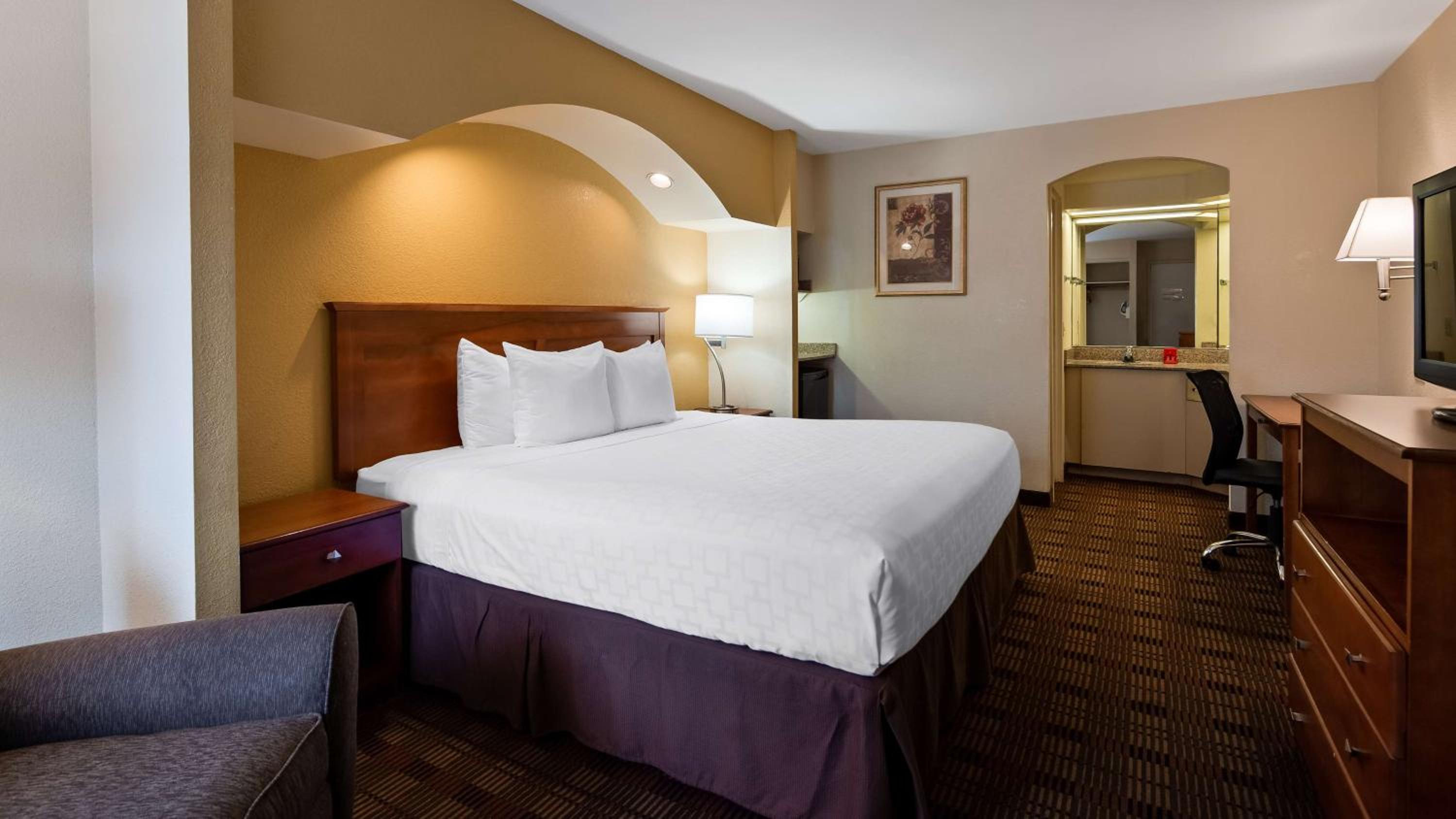 King Room - Non-Smoking - Photo 4