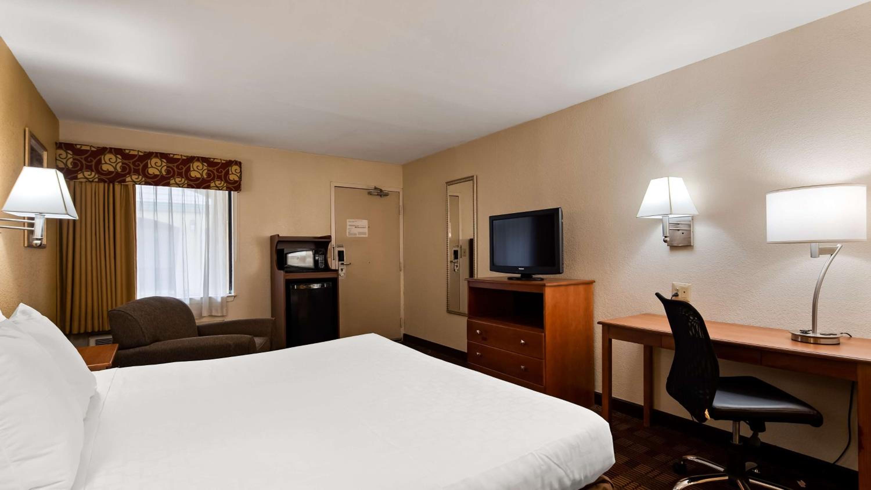 King Room - Non-Smoking - Photo 8