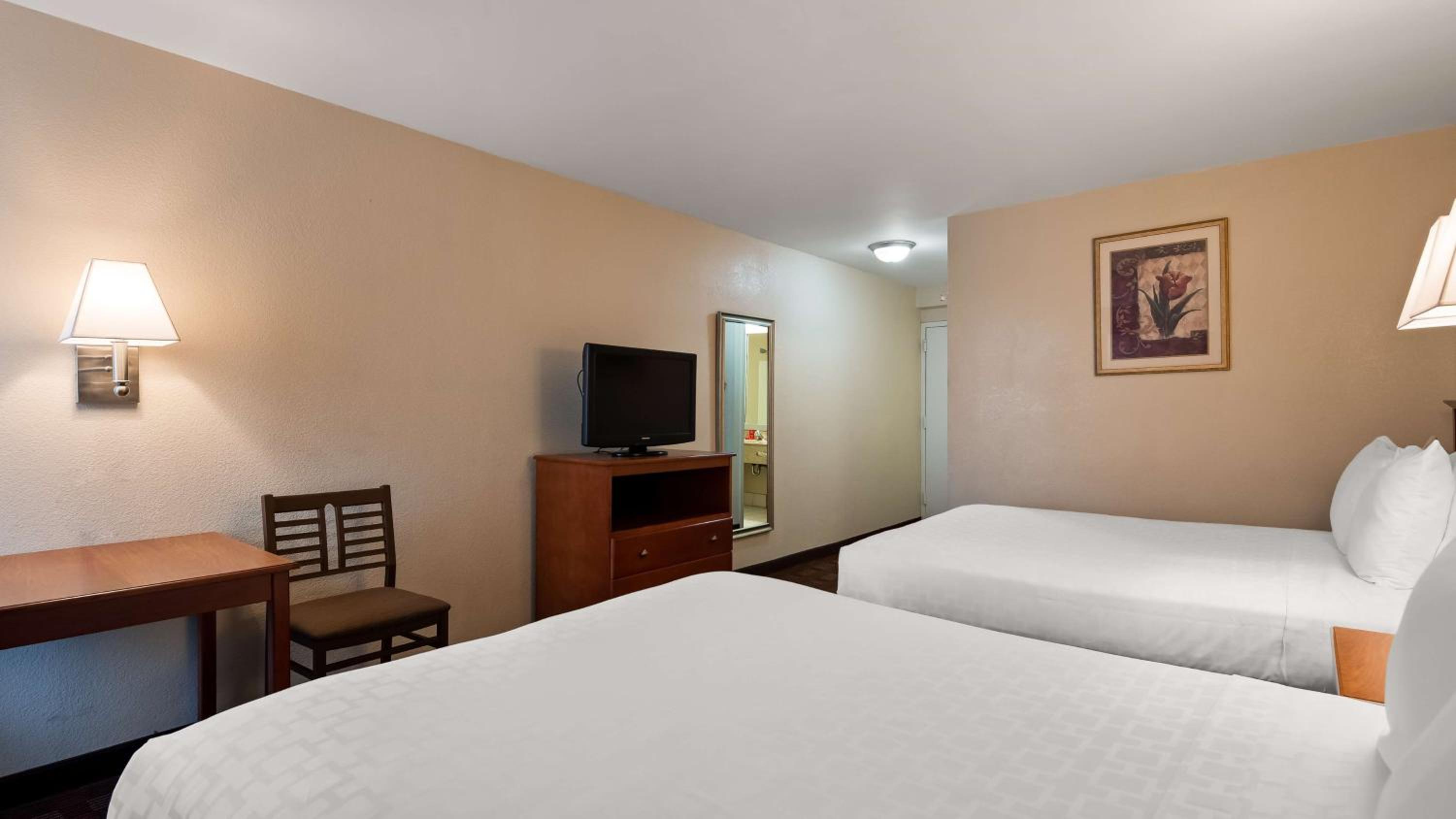 Queen Room with Two Queen Beds - Non-Smoking - Photo 6