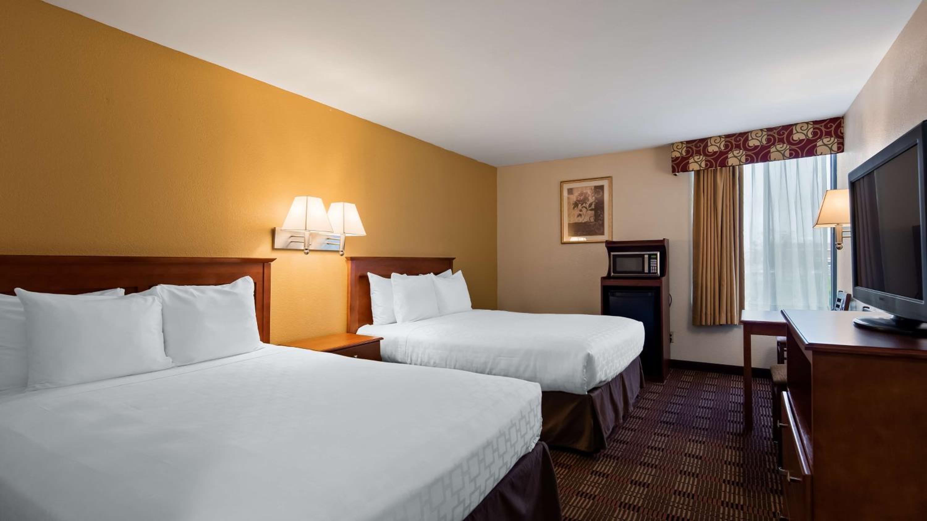 Queen Room with Two Queen Beds - Non-Smoking - Photo 4